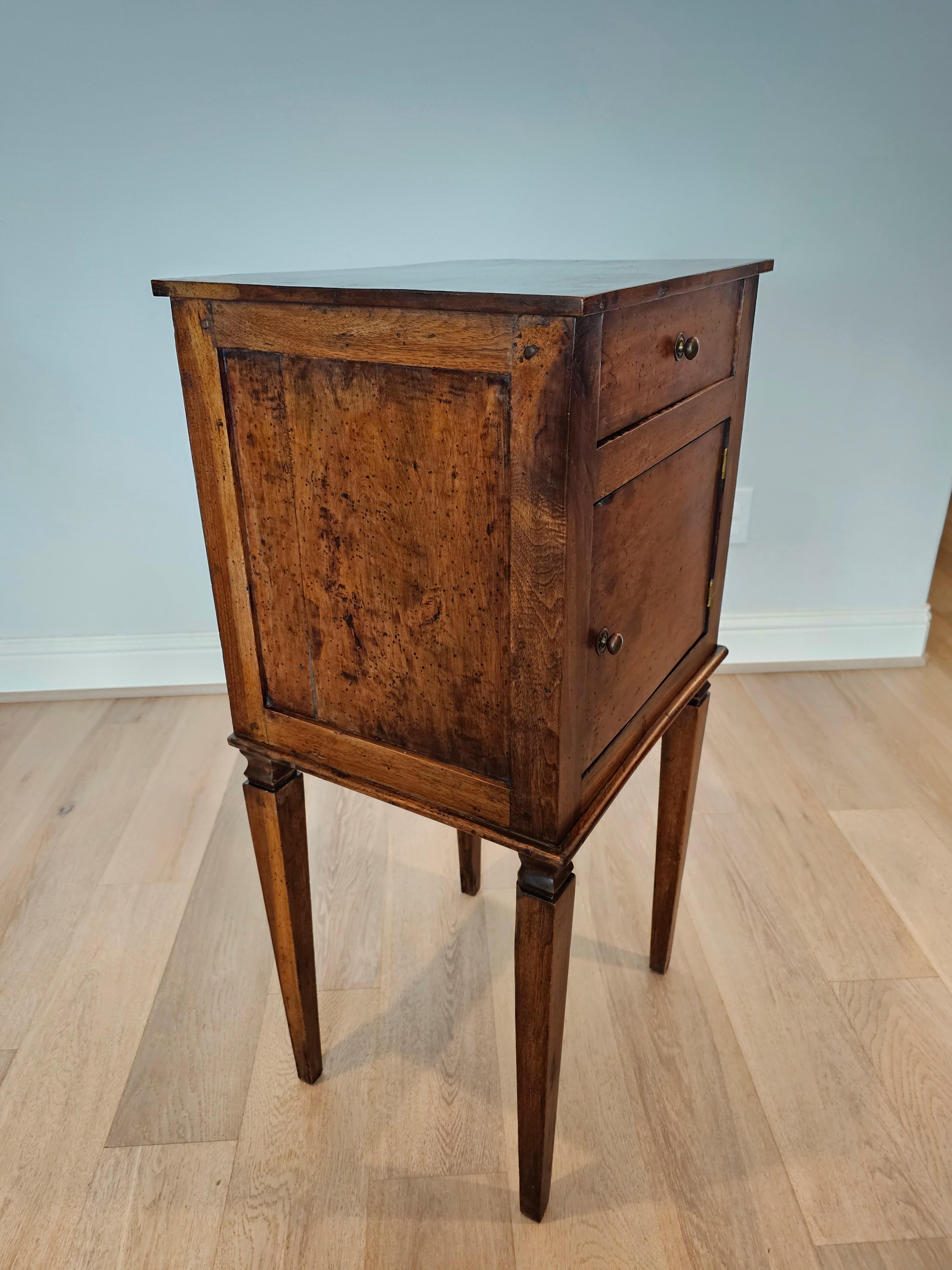 19th Century Italian Neoclassical Walnut Side Table Bedside Cabinet For Sale 7