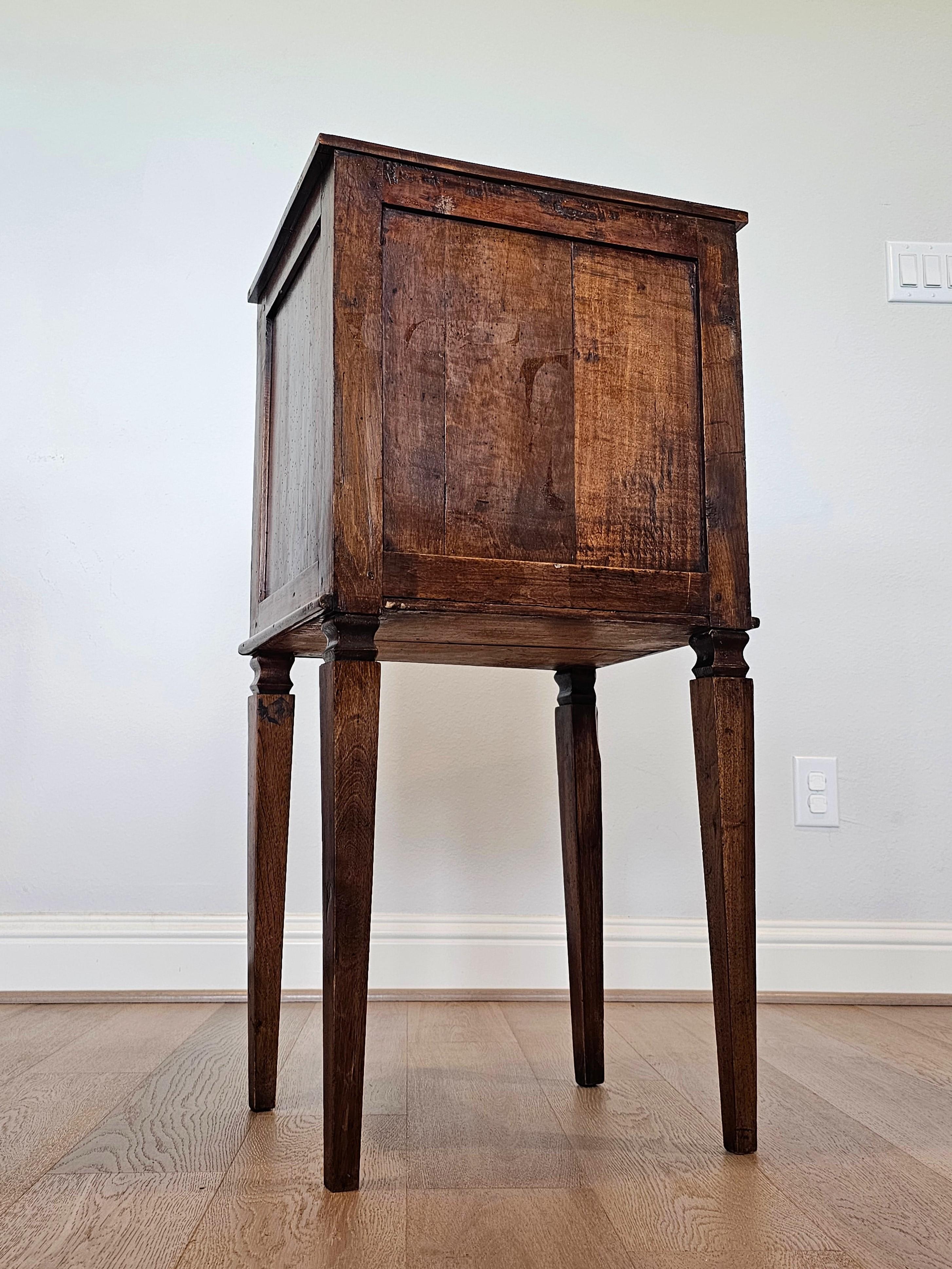 19th Century Italian Neoclassical Walnut Side Table Bedside Cabinet For Sale 8