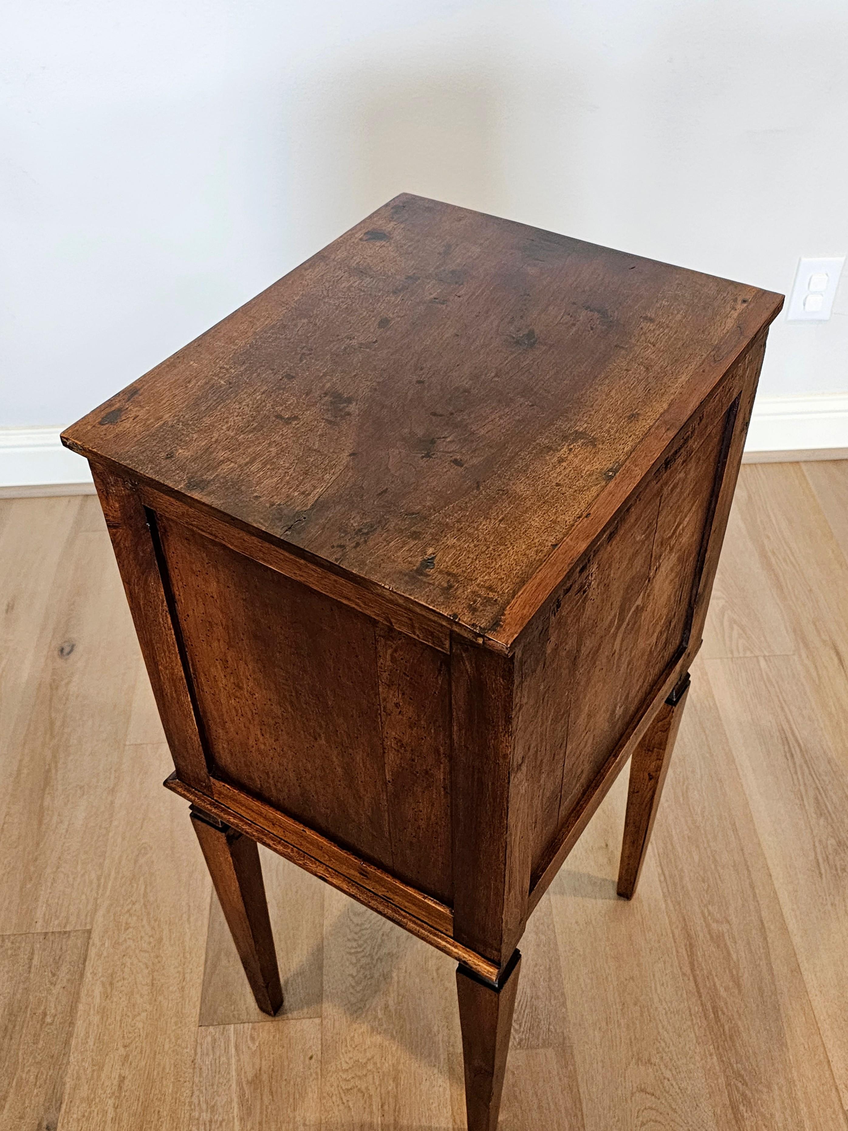19th Century Italian Neoclassical Walnut Side Table Bedside Cabinet For Sale 9
