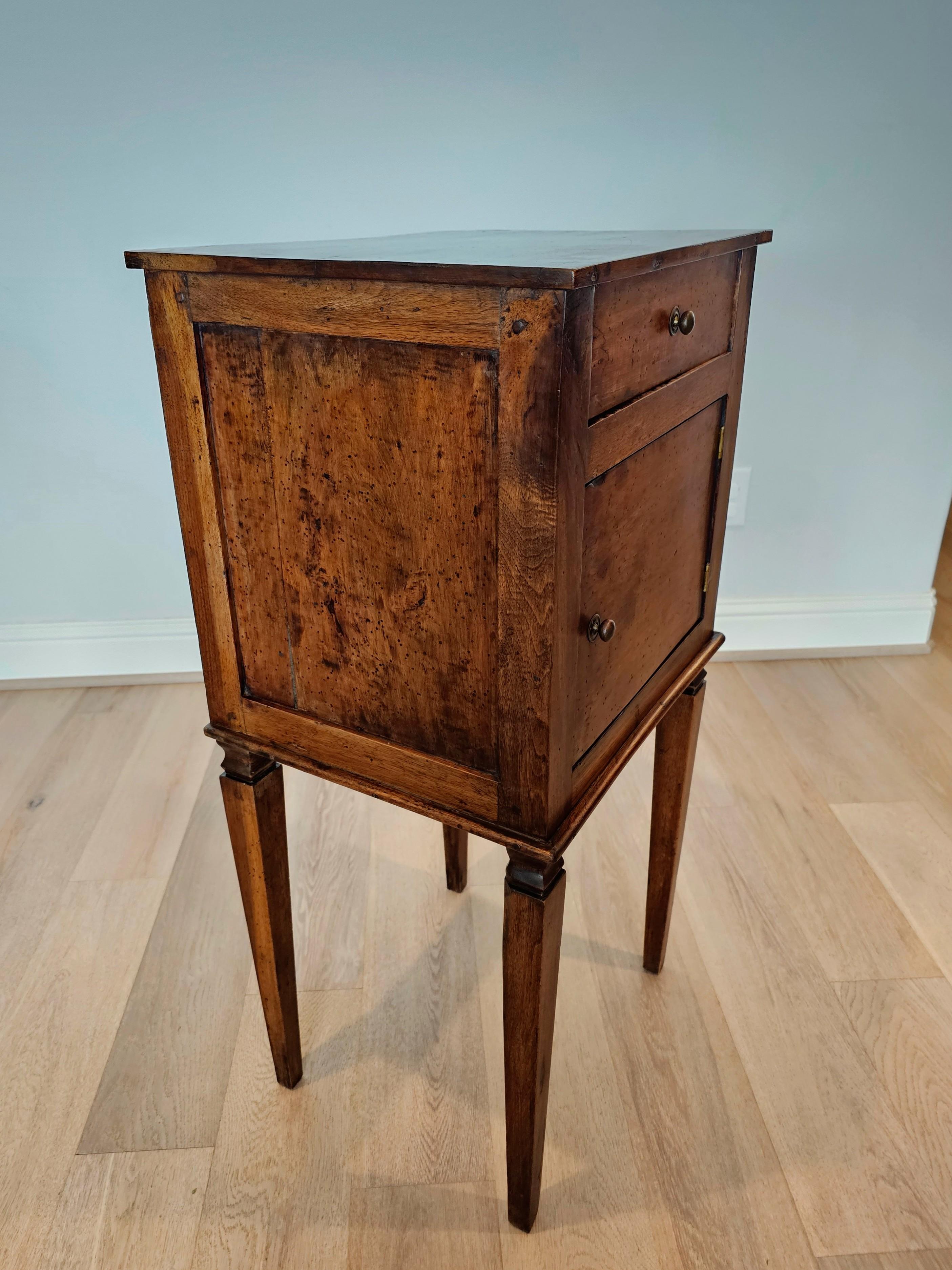 19th Century Italian Neoclassical Walnut Side Table Bedside Cabinet For Sale 11
