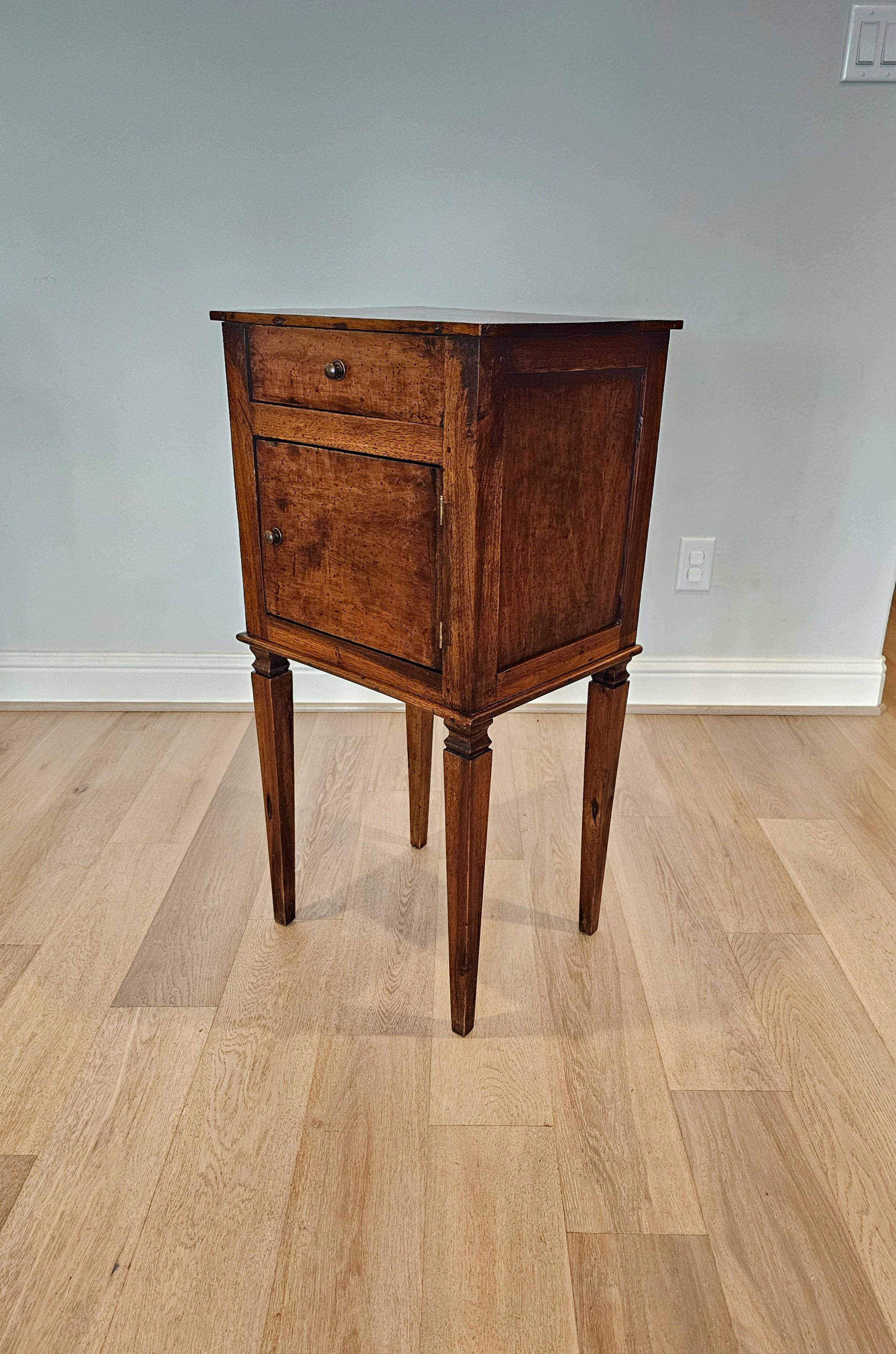 Fait main Table d'appoint en noyer néoclassique italienne du 19e siècle Table de chevet en vente