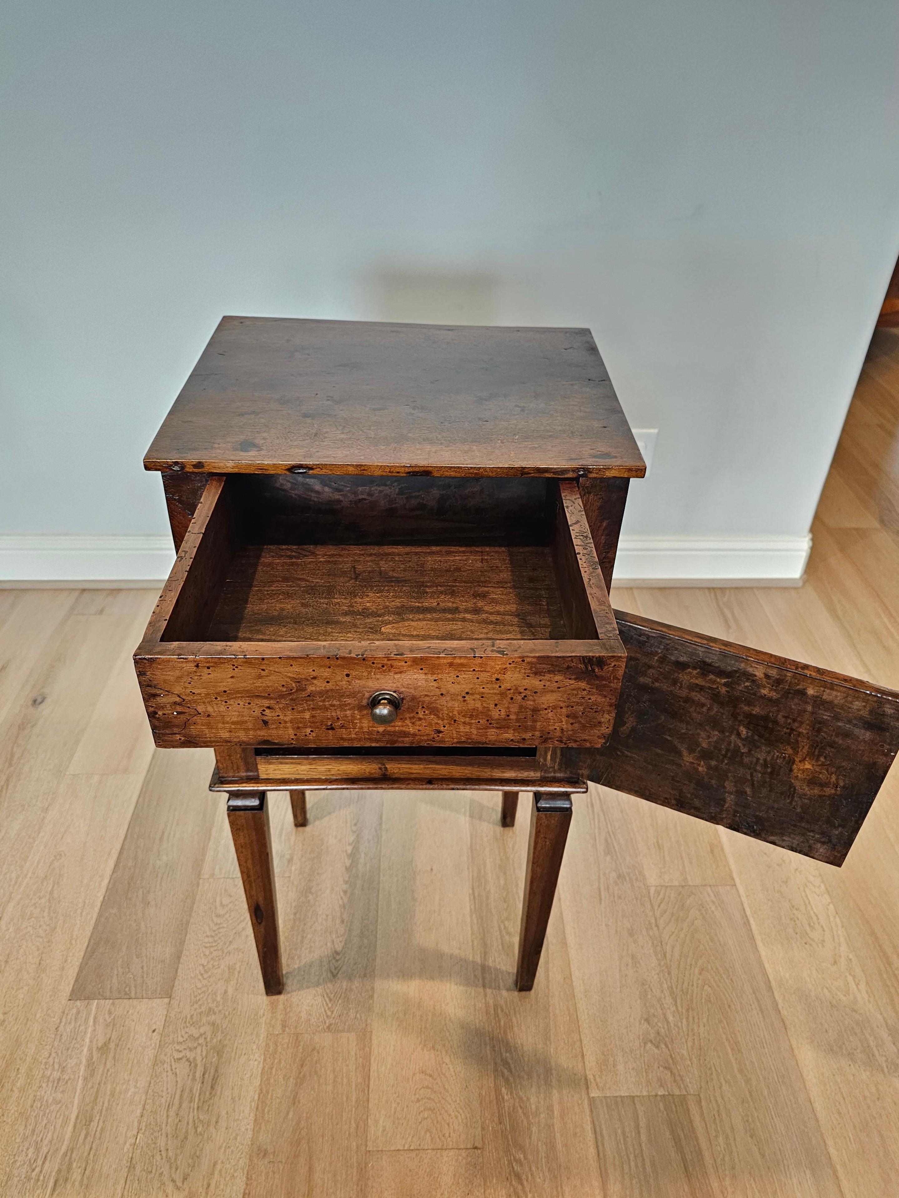 19th Century Italian Neoclassical Walnut Side Table Bedside Cabinet For Sale 3