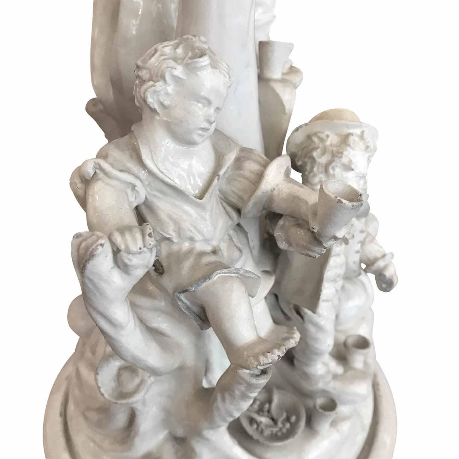Italienischer neoklassizistischer weißer Tafelaufsatz des 19. Jahrhunderts mit fröhlichen Kriegerfiguren im Angebot 7