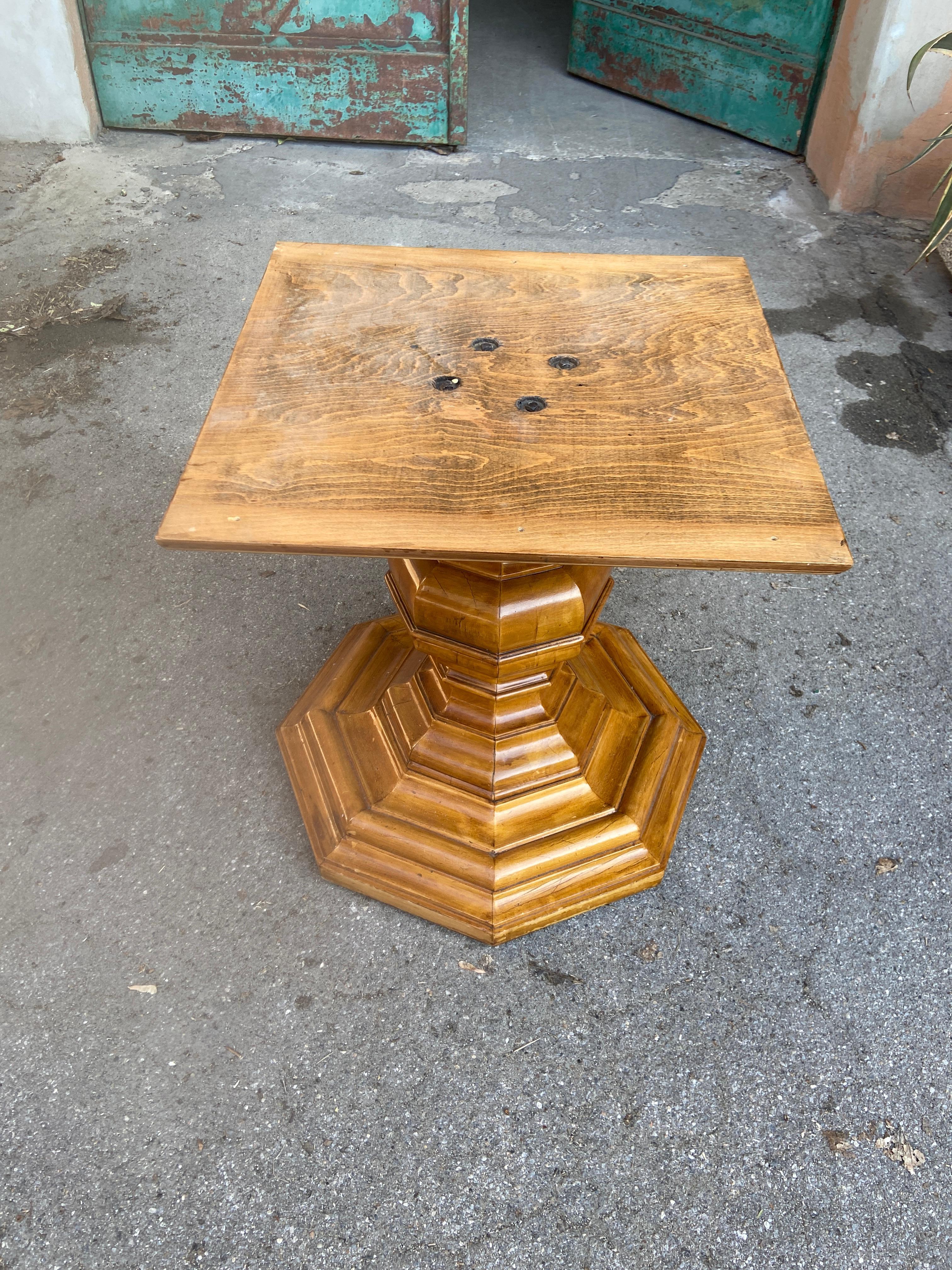 Achteckiger, verstellbarer italienischer, verstellbarer Tisch des 19. Jahrhunderts mit geformtem Holzbein im Angebot 4