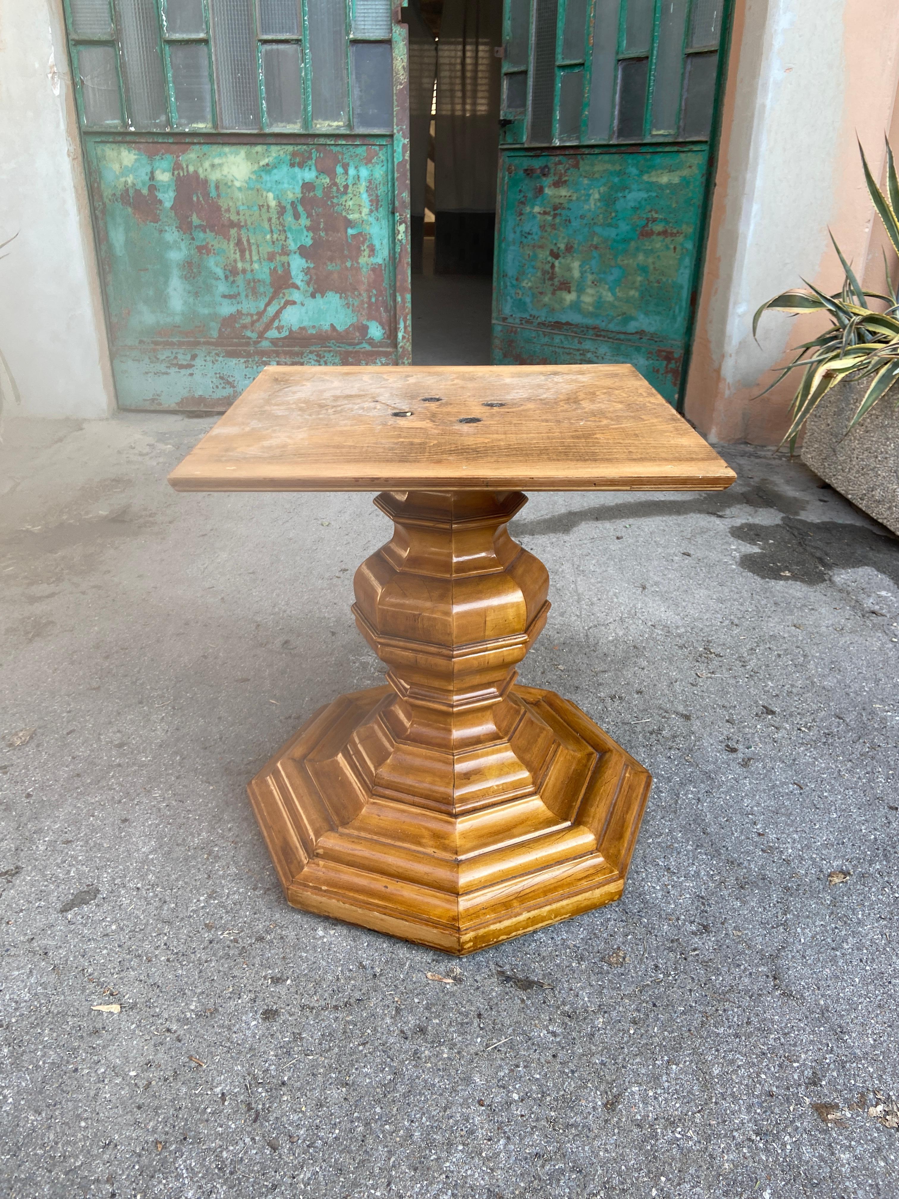 Achteckiger, verstellbarer italienischer, verstellbarer Tisch des 19. Jahrhunderts mit geformtem Holzbein im Angebot 5