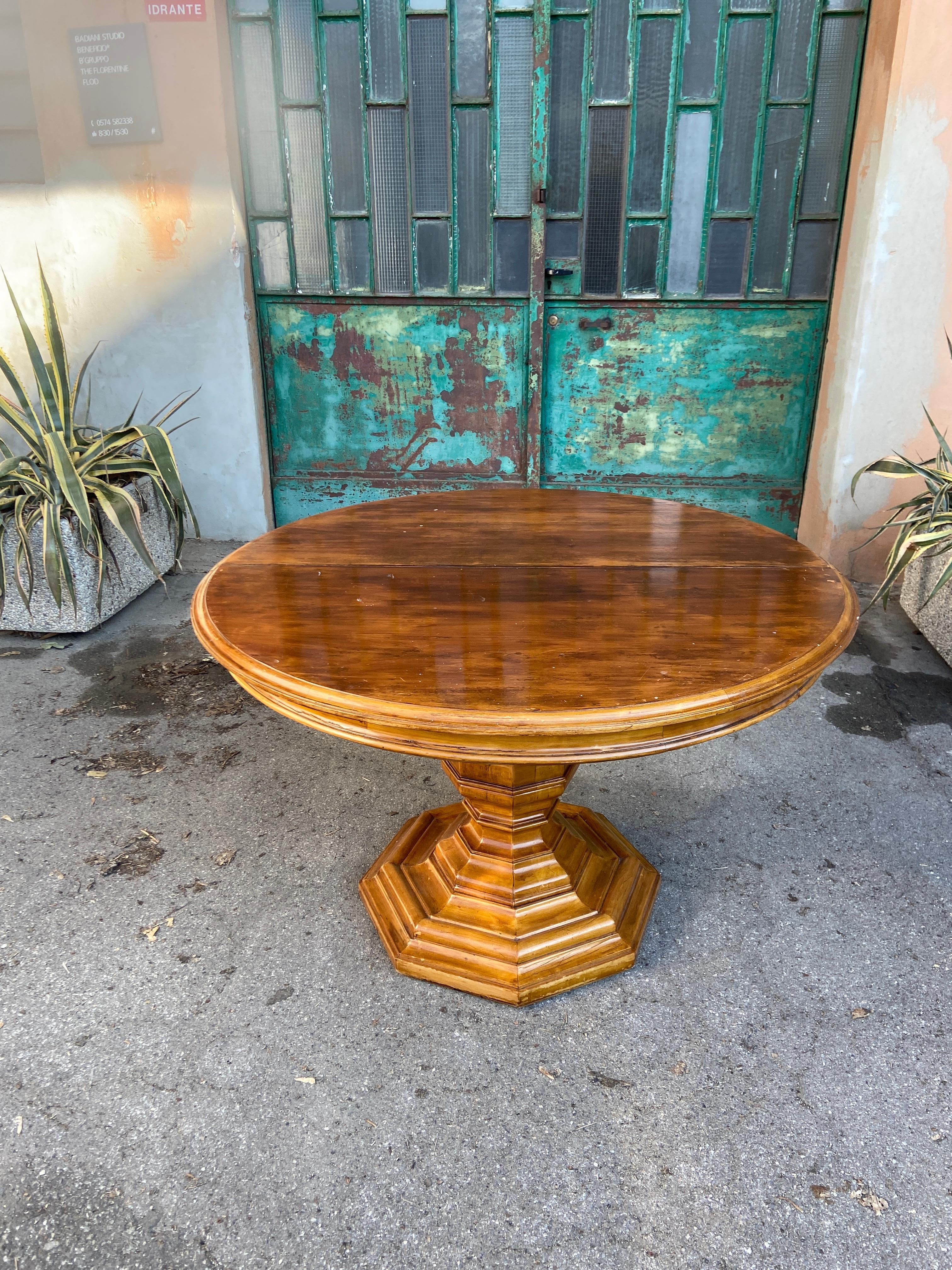 Italienischer achteckiger Holztisch aus dem 19. Jahrhundert, verstellbarer Esstisch. 1890
Der Tisch hat zwei Verlängerungen (je cm.30), die zusammen oder getrennt installiert werden können.
Dieses Exemplar ist mit seiner ursprünglichen Patina