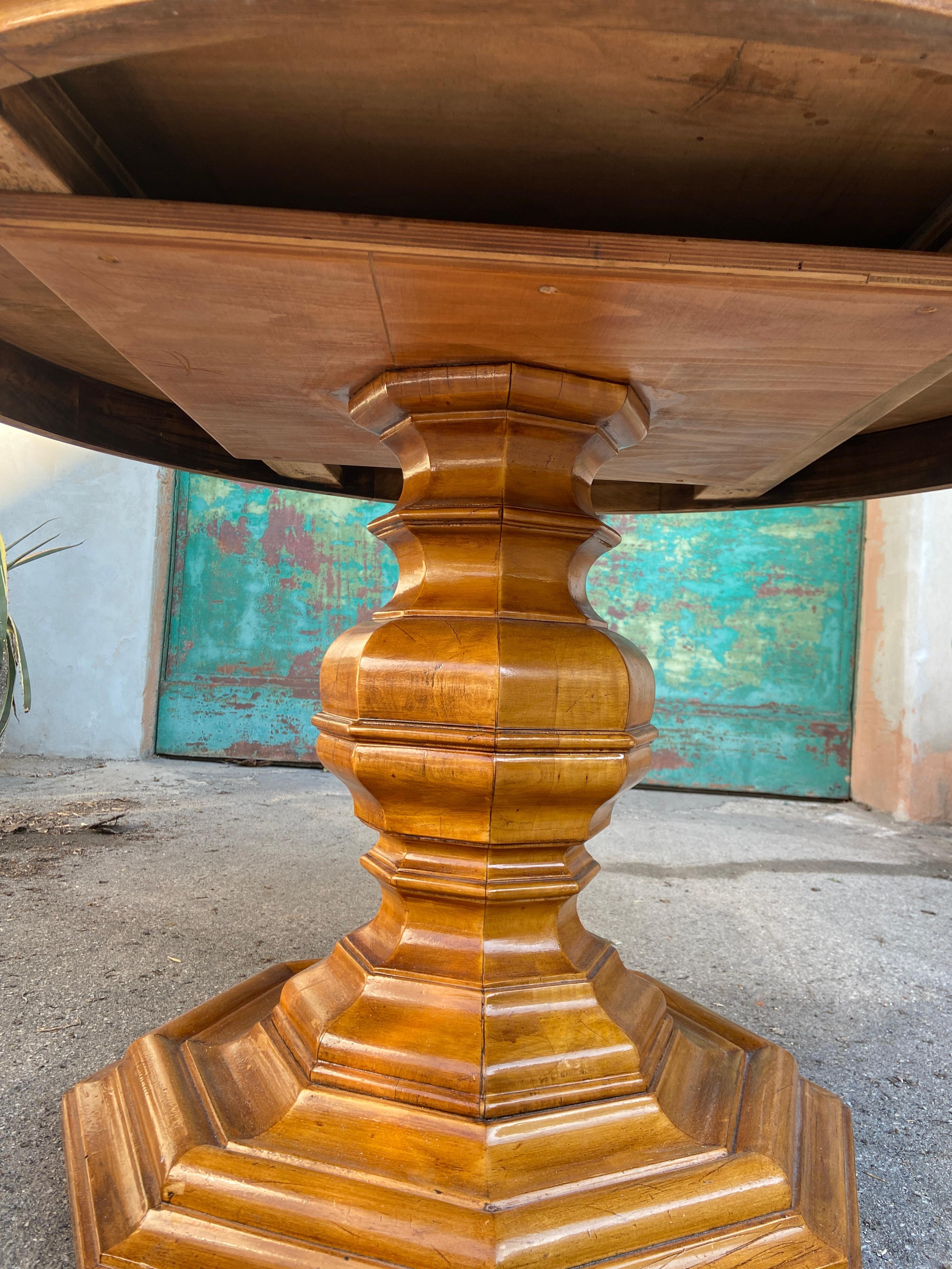 Achteckiger, verstellbarer italienischer, verstellbarer Tisch des 19. Jahrhunderts mit geformtem Holzbein (Italienisch) im Angebot