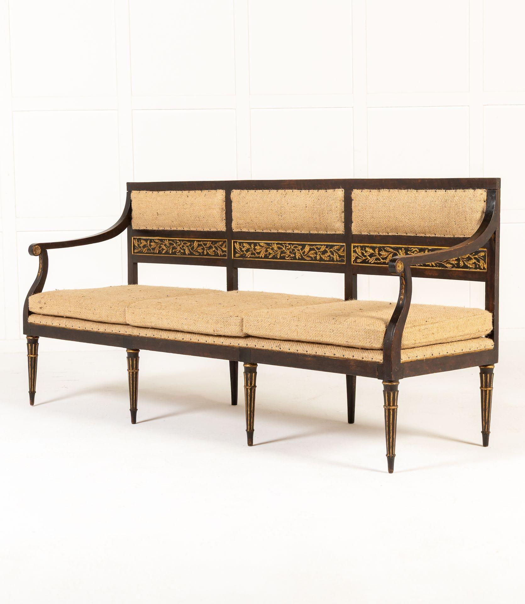 Italienisches Sofa aus dem frühen 19. Jahrhundert, bemalt und geschnitzt, vergoldet. Das Sofa, das drei Personen bequem Platz bietet, ist durchgehend lackiert und mit geschnitzten und vergoldeten Elementen versehen, darunter ein Blumenfries, der
