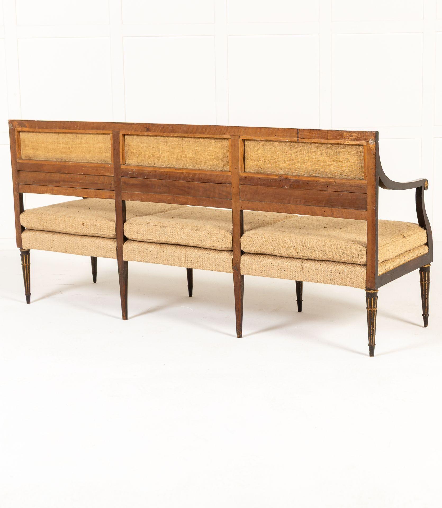 Italienisches Sofa des 19. Jahrhunderts, bemalt und vergoldet im Zustand „Hervorragend“ im Angebot in Gloucestershire, GB