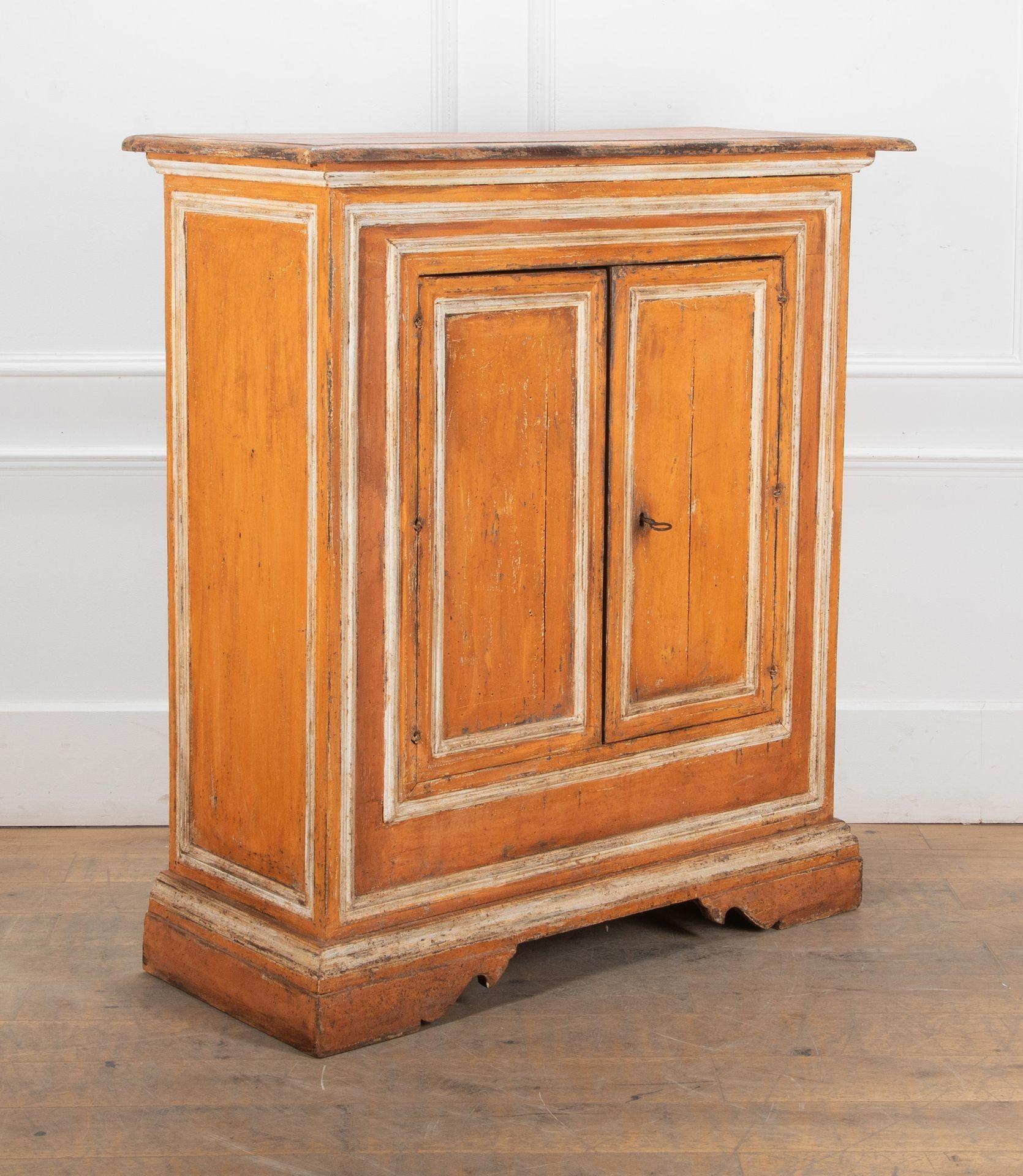 Un mobile provinciale italiano del XIX secolo di ottima qualità.
Dipinto a mano in un bellissimo colore arancione e in buone condizioni originali.
Circa 1800.