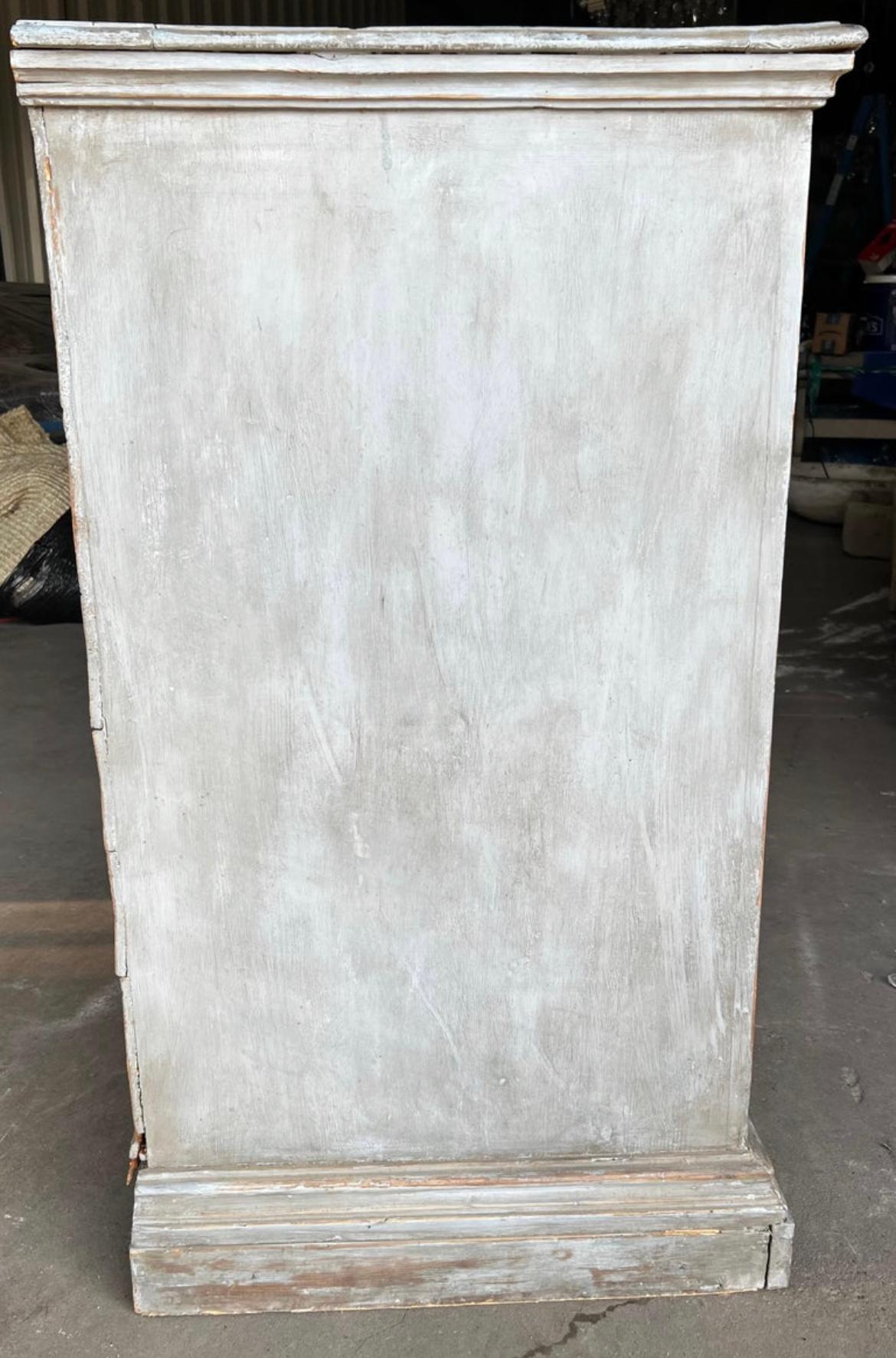 Armario pintado italiano del siglo XIX Hecho a mano en venta
