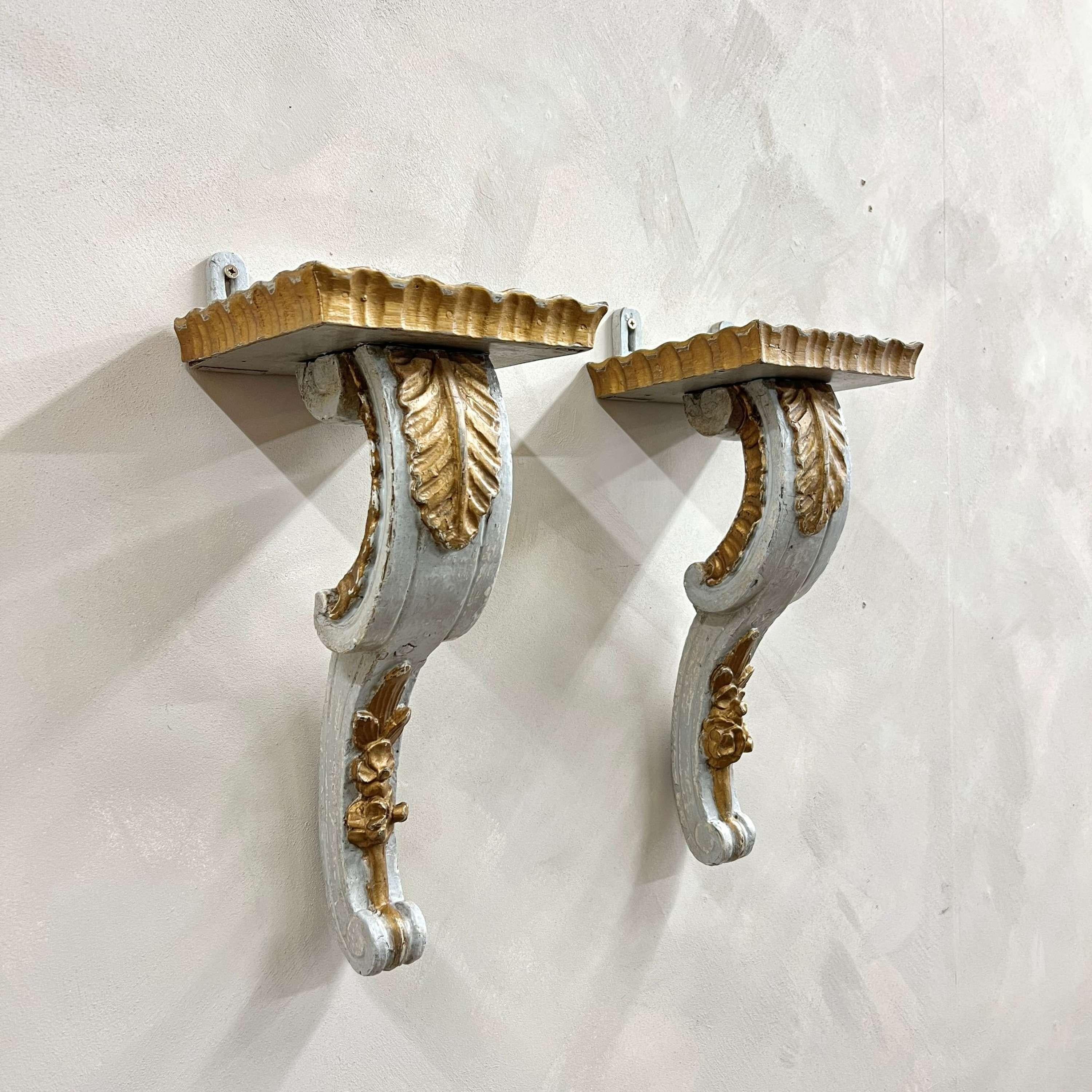 Ein dekoratives Paar bemalter, geschnitzter, hölzerner Wandhalterungen.
Diese sehen mit aufgesetzten Vasen toll aus, um den Landhausstil zu unterstreichen.

Italien, um 1880.

Höhe - 47 cm (ohne die Aufhängepunkte)
Breite - 21,5 cm
Tiefe - 20