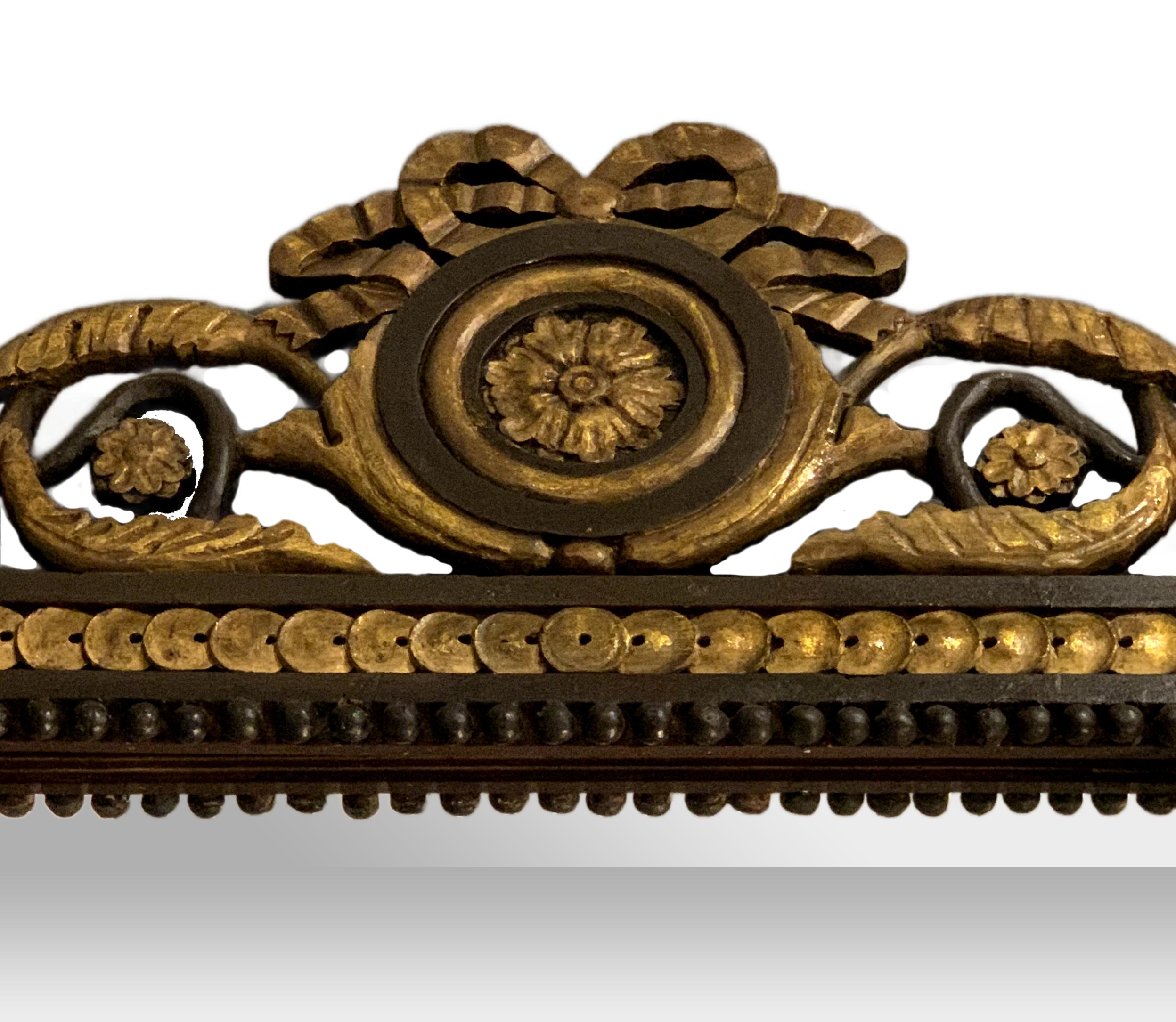 Miroir italien du XIXe siècle en bois doré peint, avec des motifs floraux, des médaillons et des rubans.
