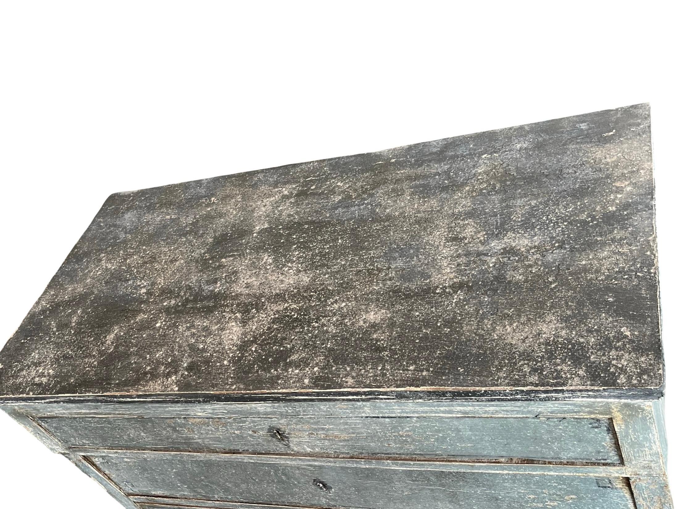 19th Century Italian Painted Neoclassical Commode / Chest Of Drawers For Sale 8