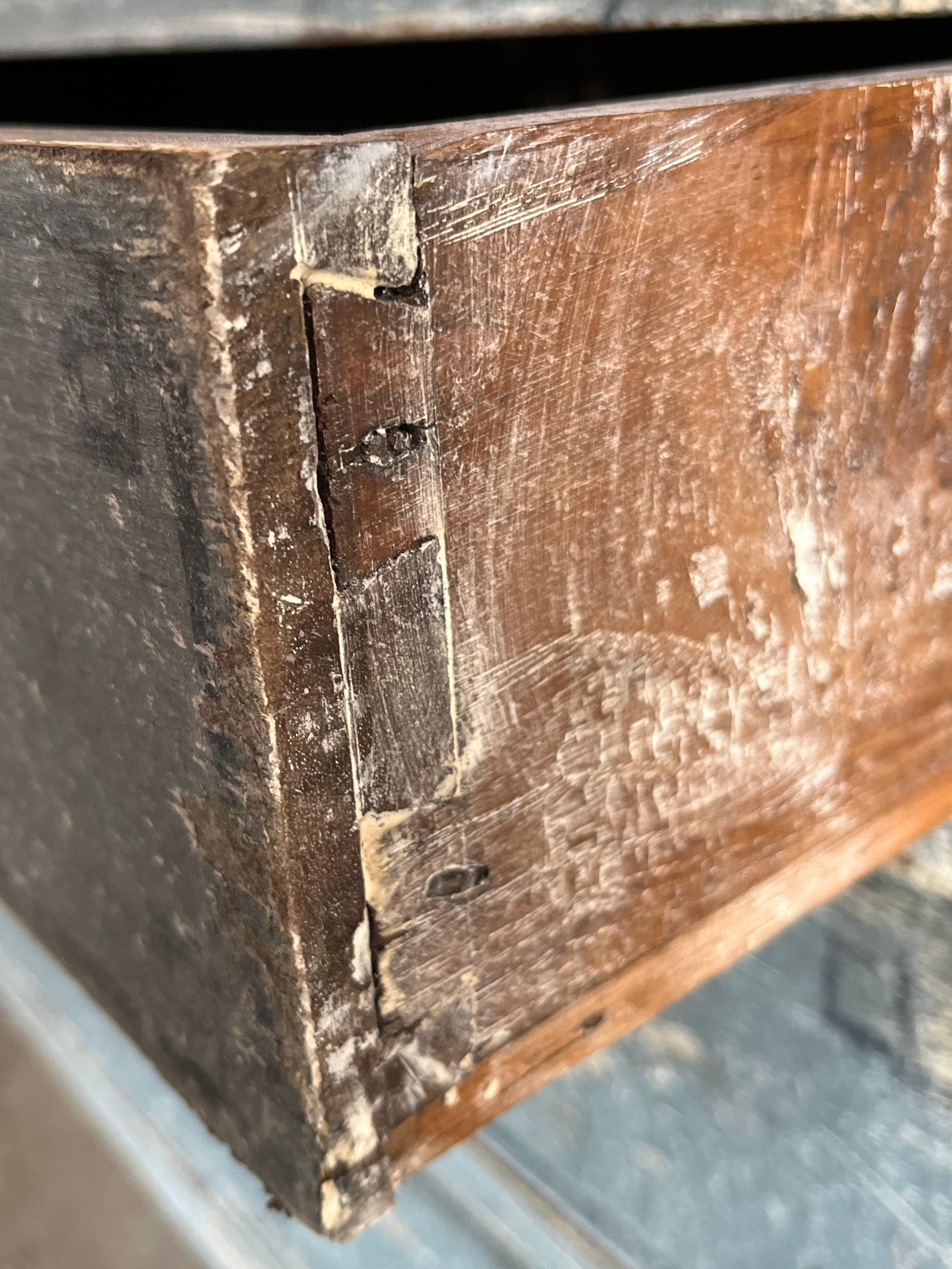 19th Century Italian Painted Neoclassical Commode / Chest Of Drawers In Good Condition For Sale In Viterbo, VT