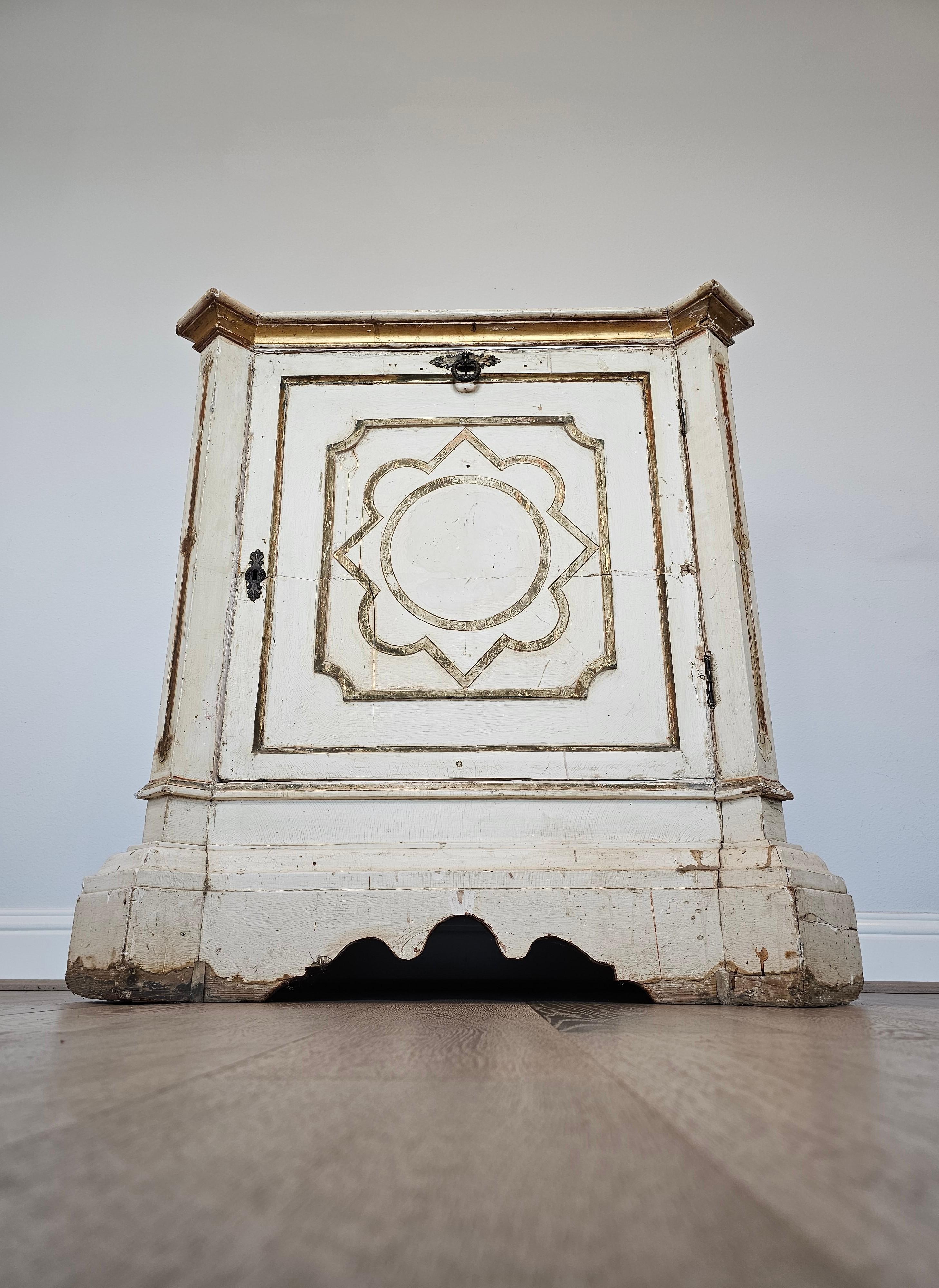 Italienischer eintüriger Schrank des 19. Jahrhunderts, bemalt  im Zustand „Gut“ im Angebot in Forney, TX