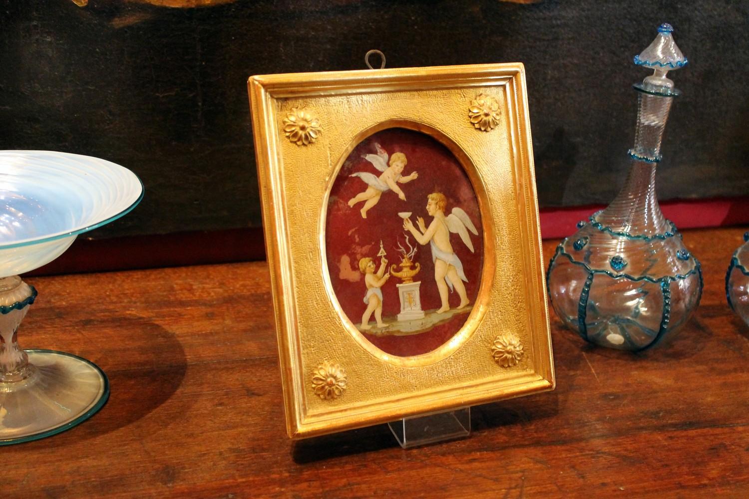 Italian Neoclassical Style Putti Oil Painting on Oval Glass in Giltwood Frame In Good Condition In Firenze, IT