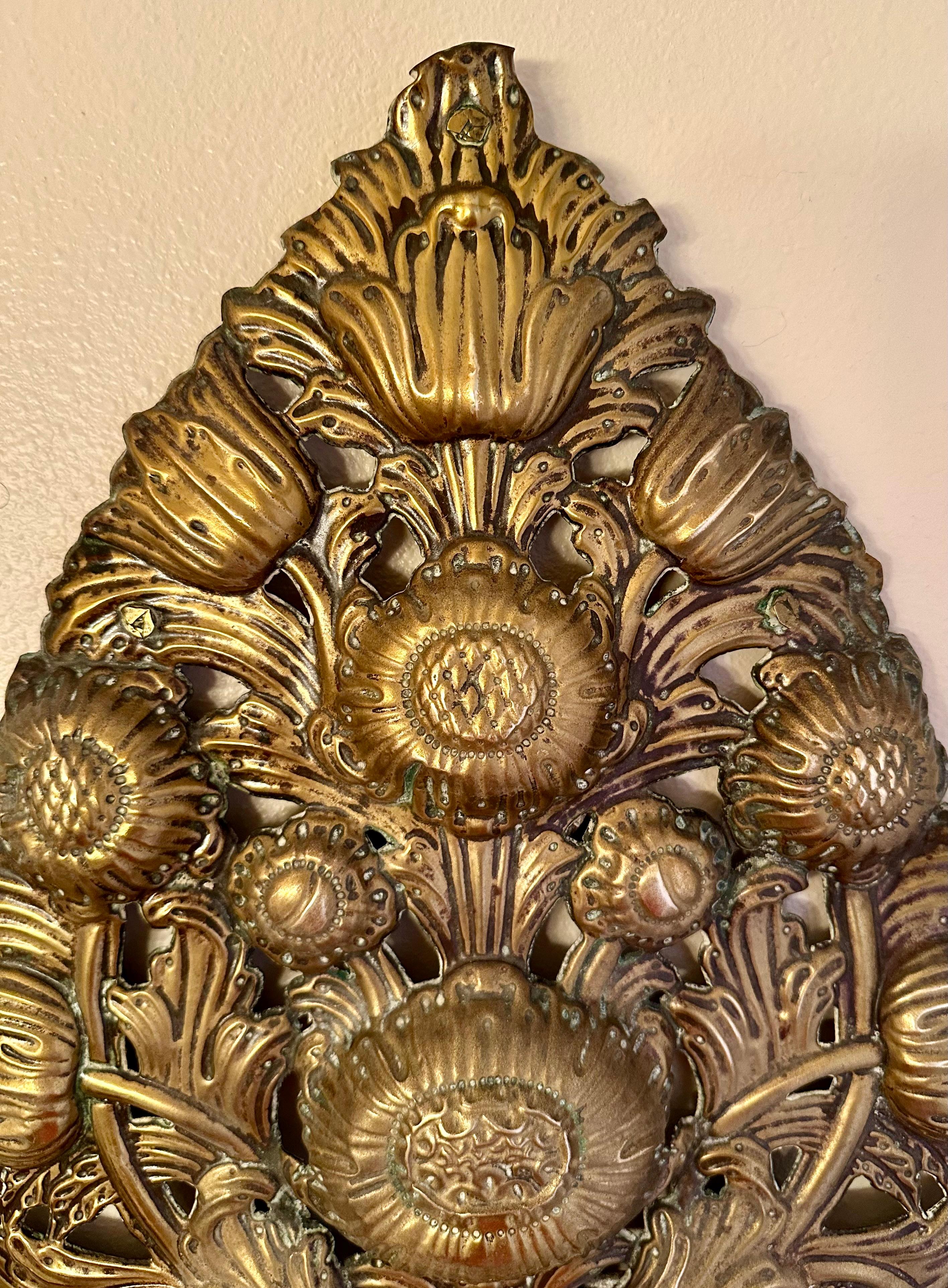 19th Century Italian Pair of Antique Brass Altar Palmettes

Pair of sumptuous decorative Baroque style lanceolate palm leaves in openwork repousse brass, dating back to the 19th century. The palms are an authentic testimony of 18th century sacred