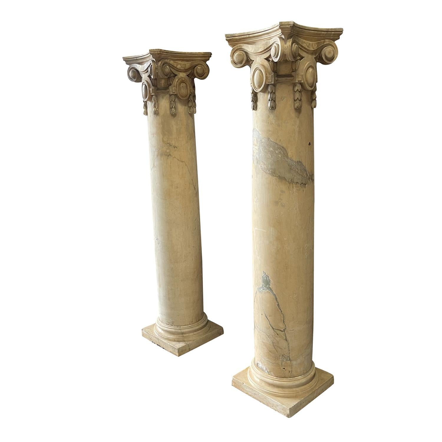 Sculpté à la main Paire italienne de colonnes monumentales en marbre de style ionique antique du 19ème siècle en vente