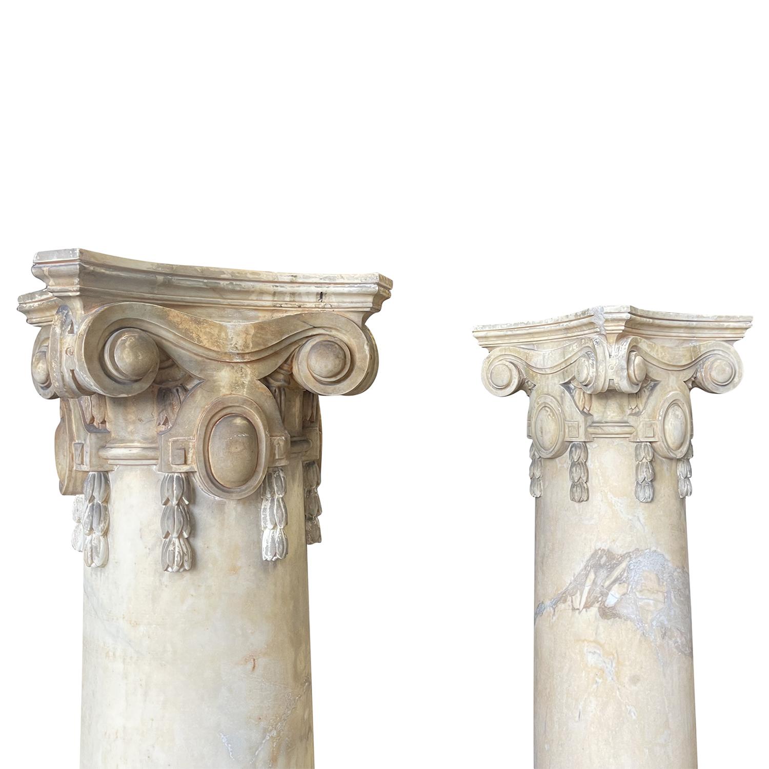 XIXe siècle Paire italienne de colonnes monumentales en marbre de style ionique antique du 19ème siècle en vente