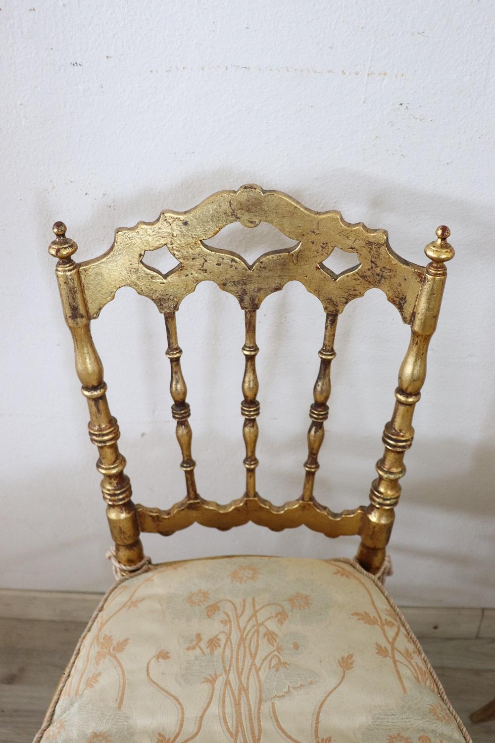 Très belle série de deux chaises de production de Chiavari Italie ébénistes laboratoires. Toutes les chaises que vous voyez en vente sont des antiquités 1880s en bois tourné. Le bois est entièrement doré à la feuille d'or. Le siège en paille de