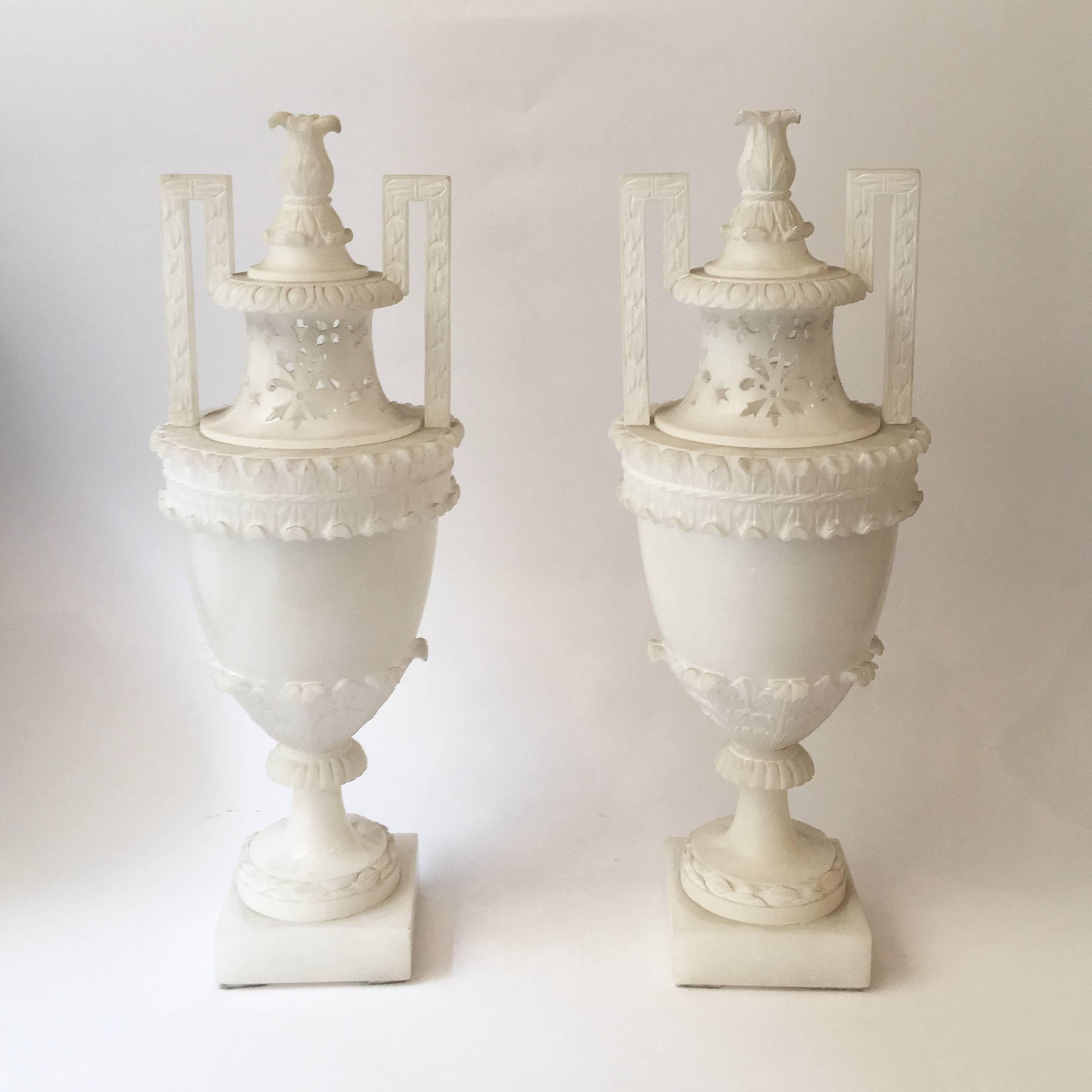 A stunning pair of Italian alabaster vases or urns.
The hand-carved vases feature a beautiful neoclassical design with floral and geometric forms.
Both vases present a small lid and are in good state of conservation.
Italian manufactory, early