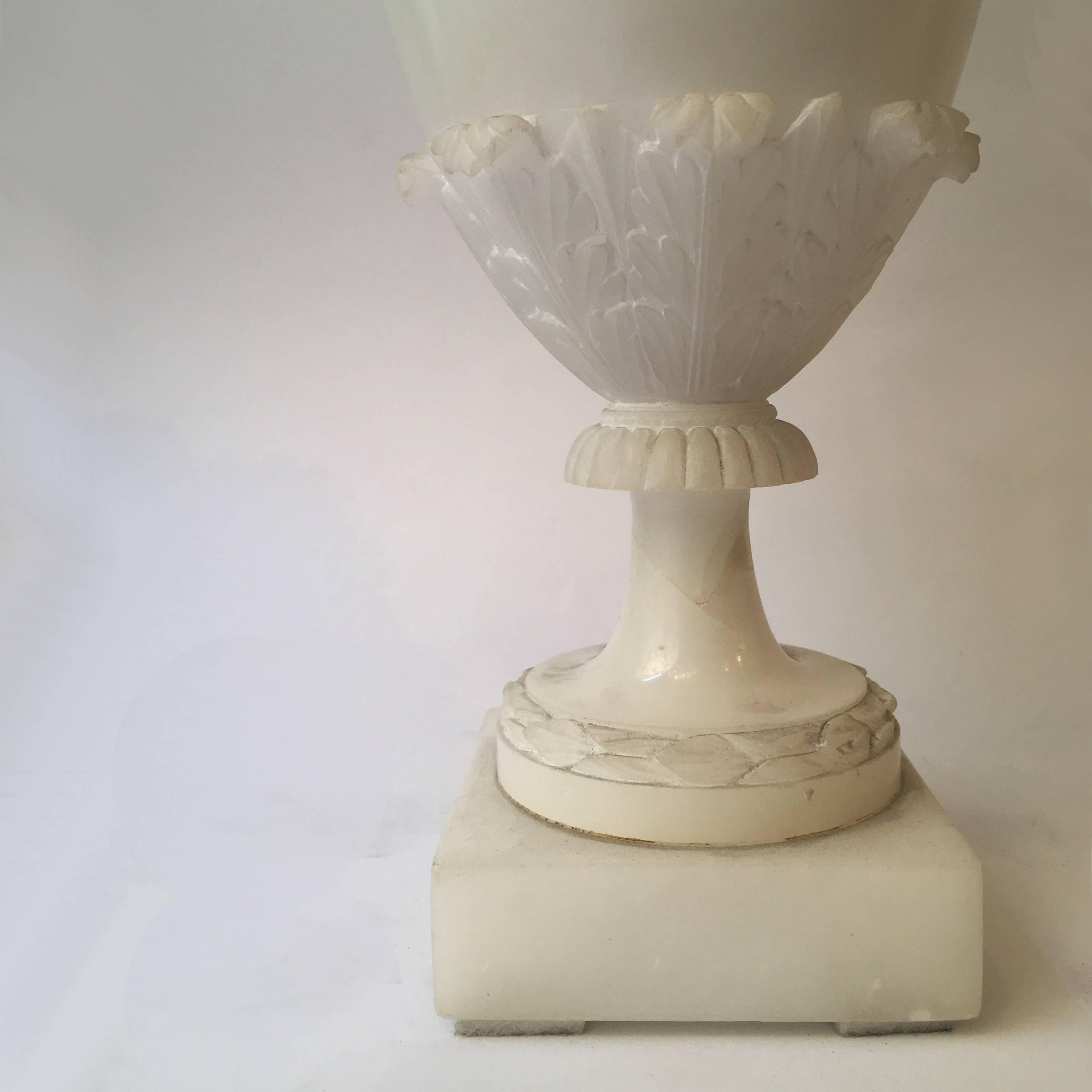 19th Century Italian Pair of Hand-Carved Neoclassical Alabaster Vases or Urns In Good Condition For Sale In Firenze, IT