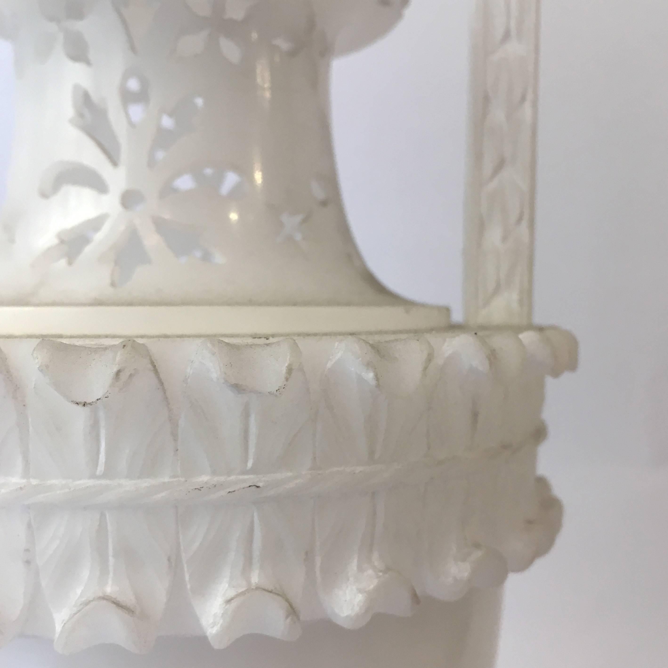 19th Century Italian Pair of Hand-Carved Neoclassical Alabaster Vases or Urns For Sale 2