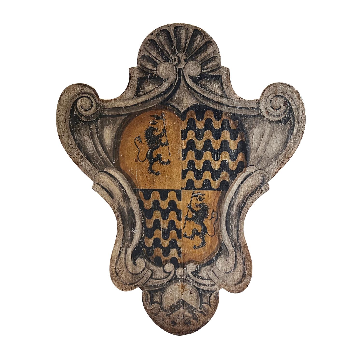 Un'antica coppia di stemmi, dipinti a mano con la tecnica del Gris de Versailles su antichi scudi di pino rigonfiati verso l'esterno provenienti da una tenuta toscana, in buone condizioni. Gli stemmi araldici, molto decorativi, raffigurano i simboli