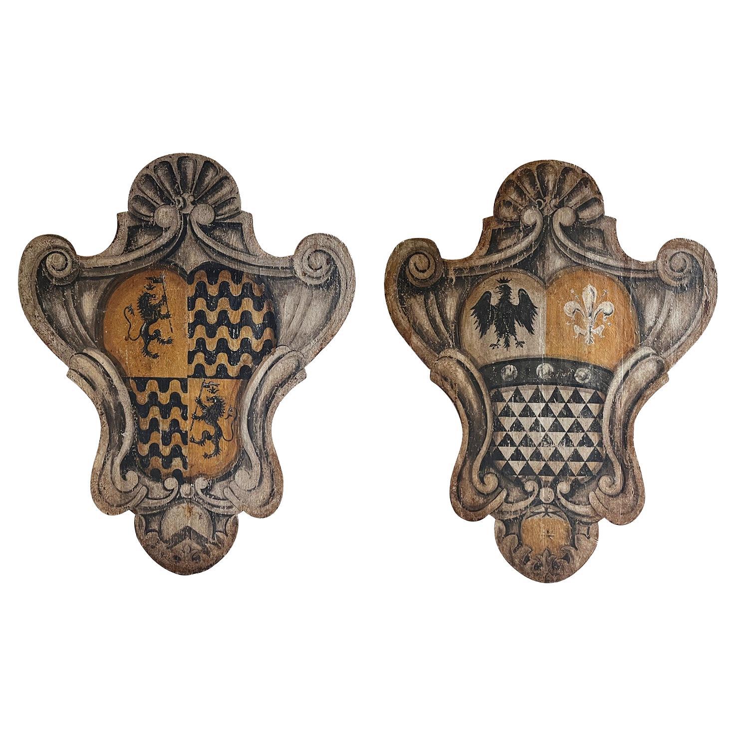 Coppia di stemmi araldici toscani in legno di pino del XIX secolo, decorazioni da parete antiche in vendita