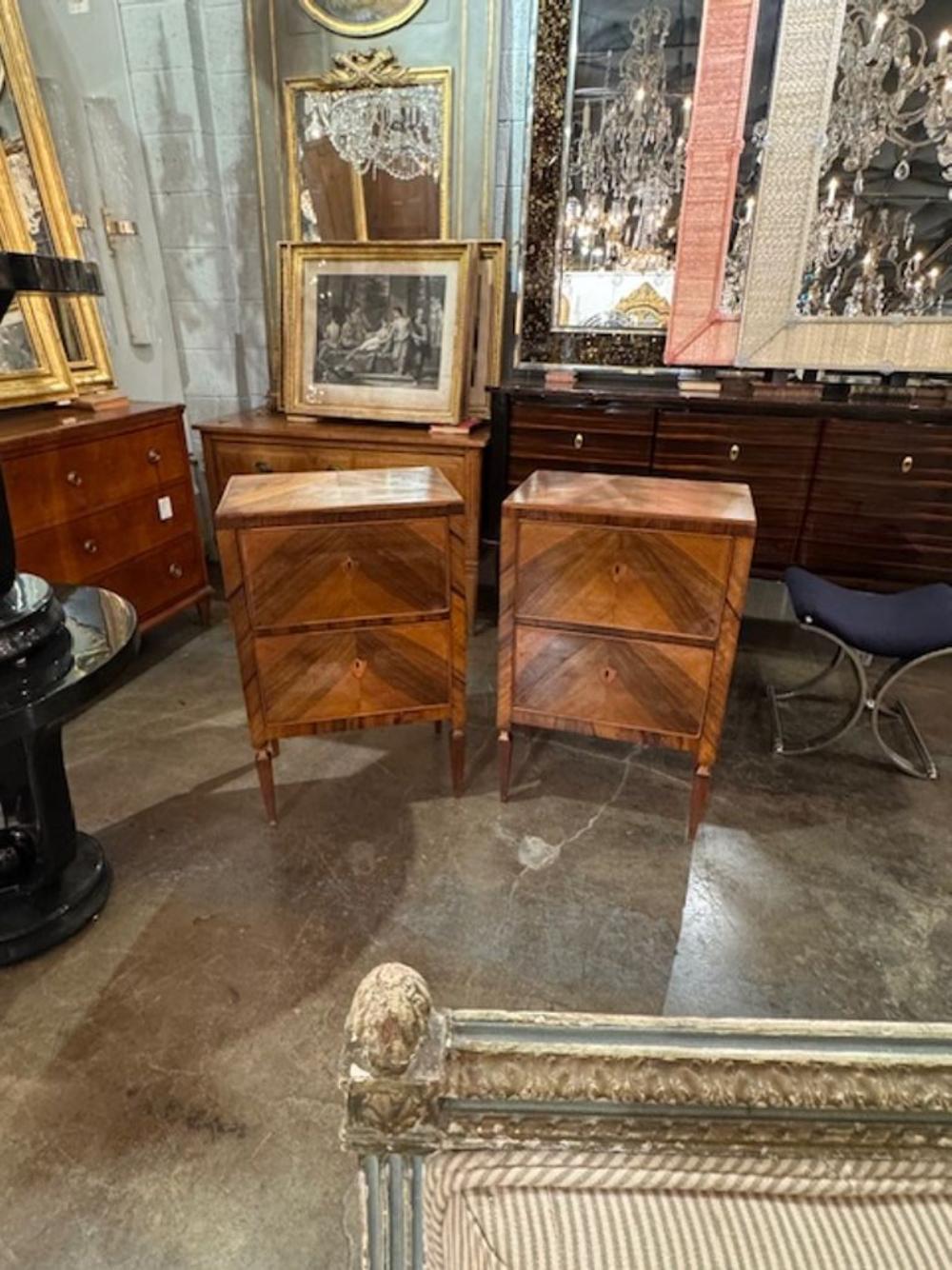 Découvrez le charme et l'artisanat du XIXe siècle avec cette paire de tables d'appoint en noyer italien. La finition noyer profond avec un motif de placage assorti met en valeur le design classique des tables, offrant un accent chaleureux et