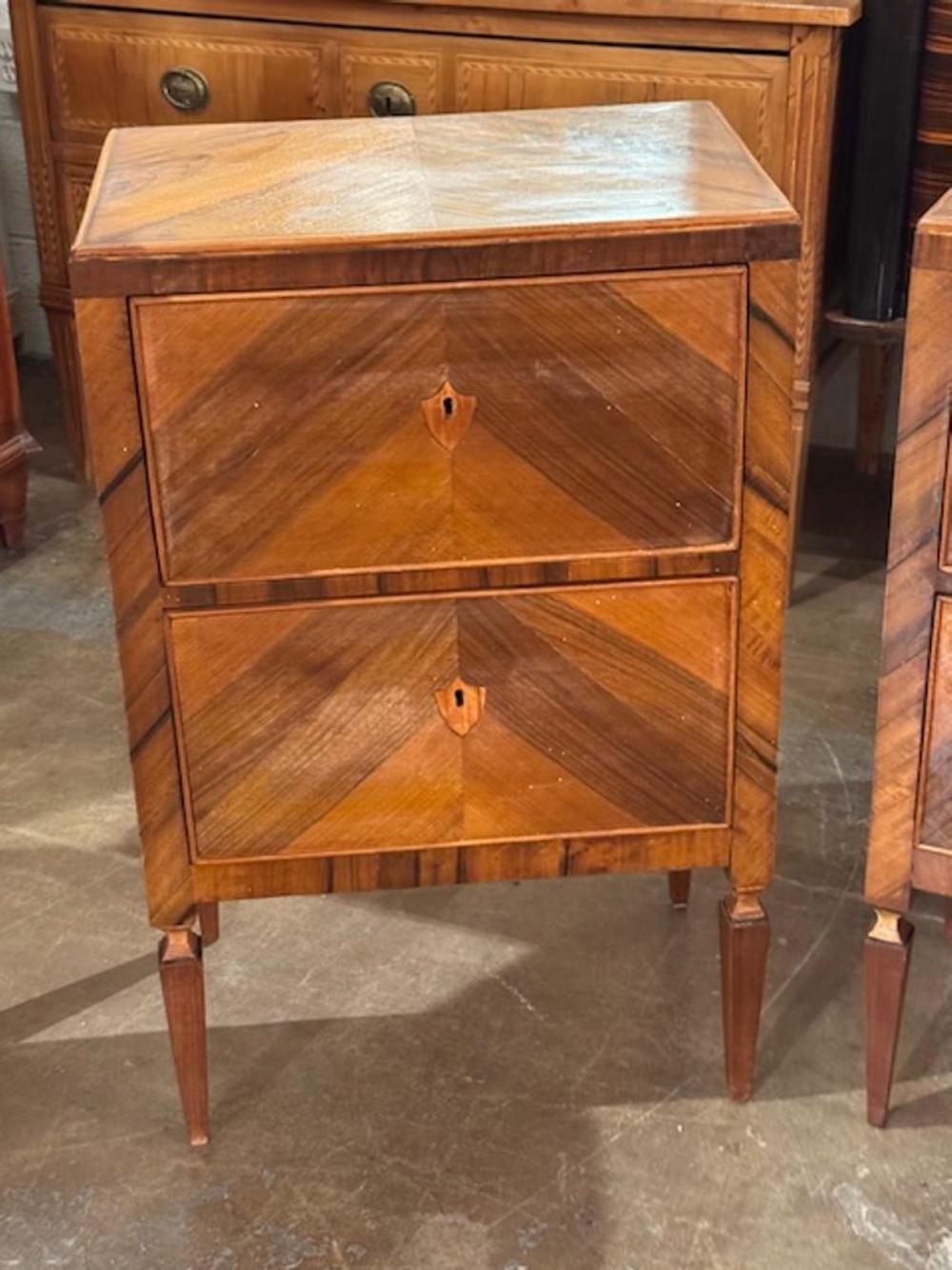 Paire de tables d'appoint italiennes en noyer du XIXe siècle Bon état - En vente à Dallas, TX