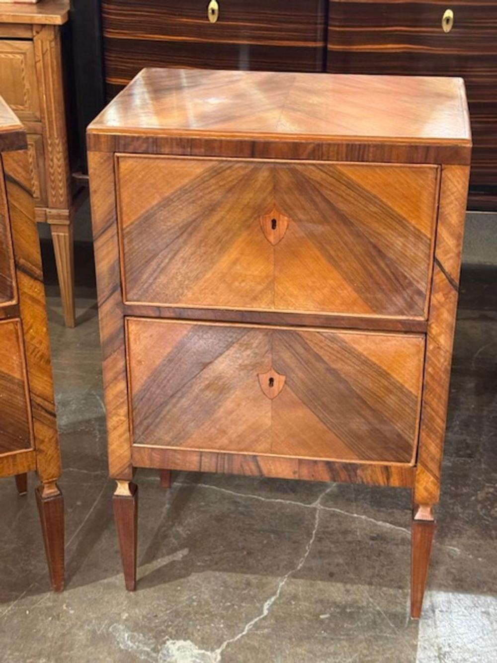 Noyer Paire de tables d'appoint italiennes en noyer du XIXe siècle en vente