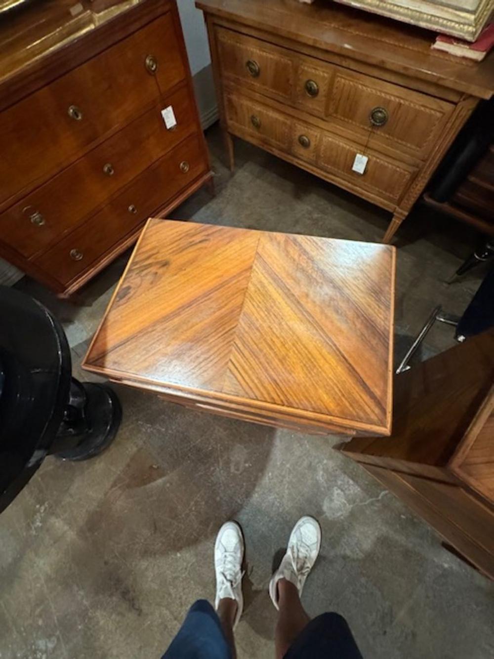 Paire de tables d'appoint italiennes en noyer du XIXe siècle en vente 1
