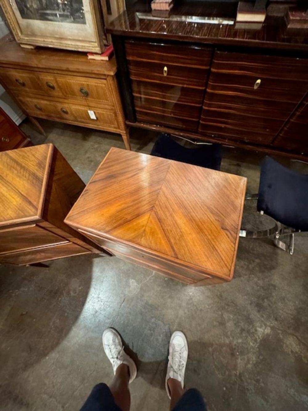 Paire de tables d'appoint italiennes en noyer du XIXe siècle en vente 2