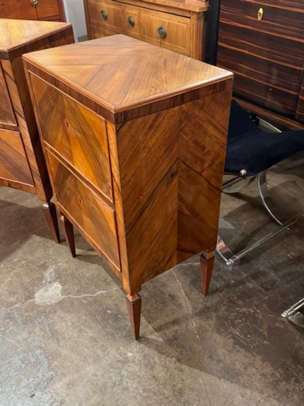 Paire de tables d'appoint italiennes en noyer du XIXe siècle en vente 3