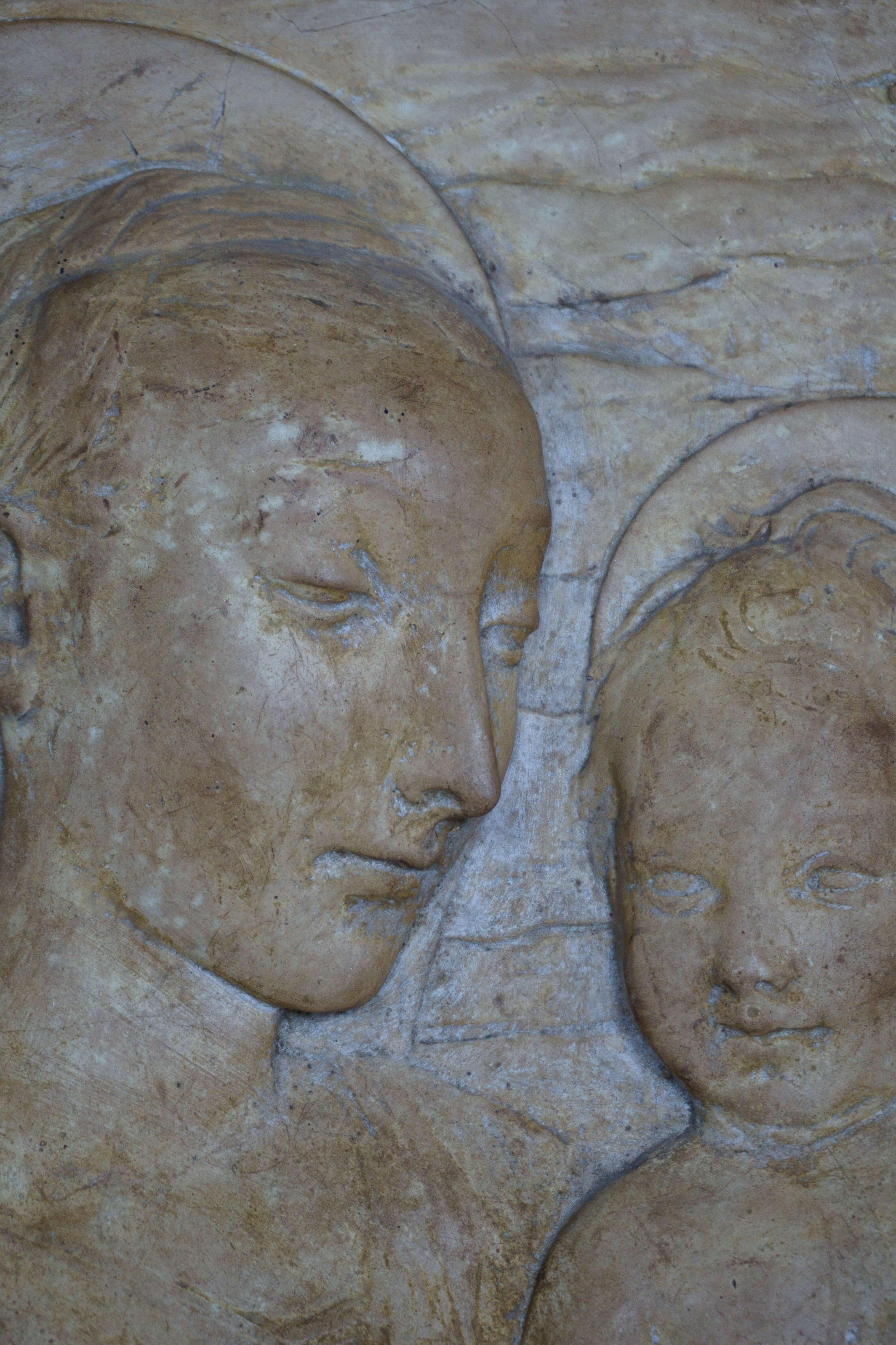 19th Century Italian Papier-Mache Bas-Relief Tondo Madonna with Child In Good Condition In Pistoia, IT