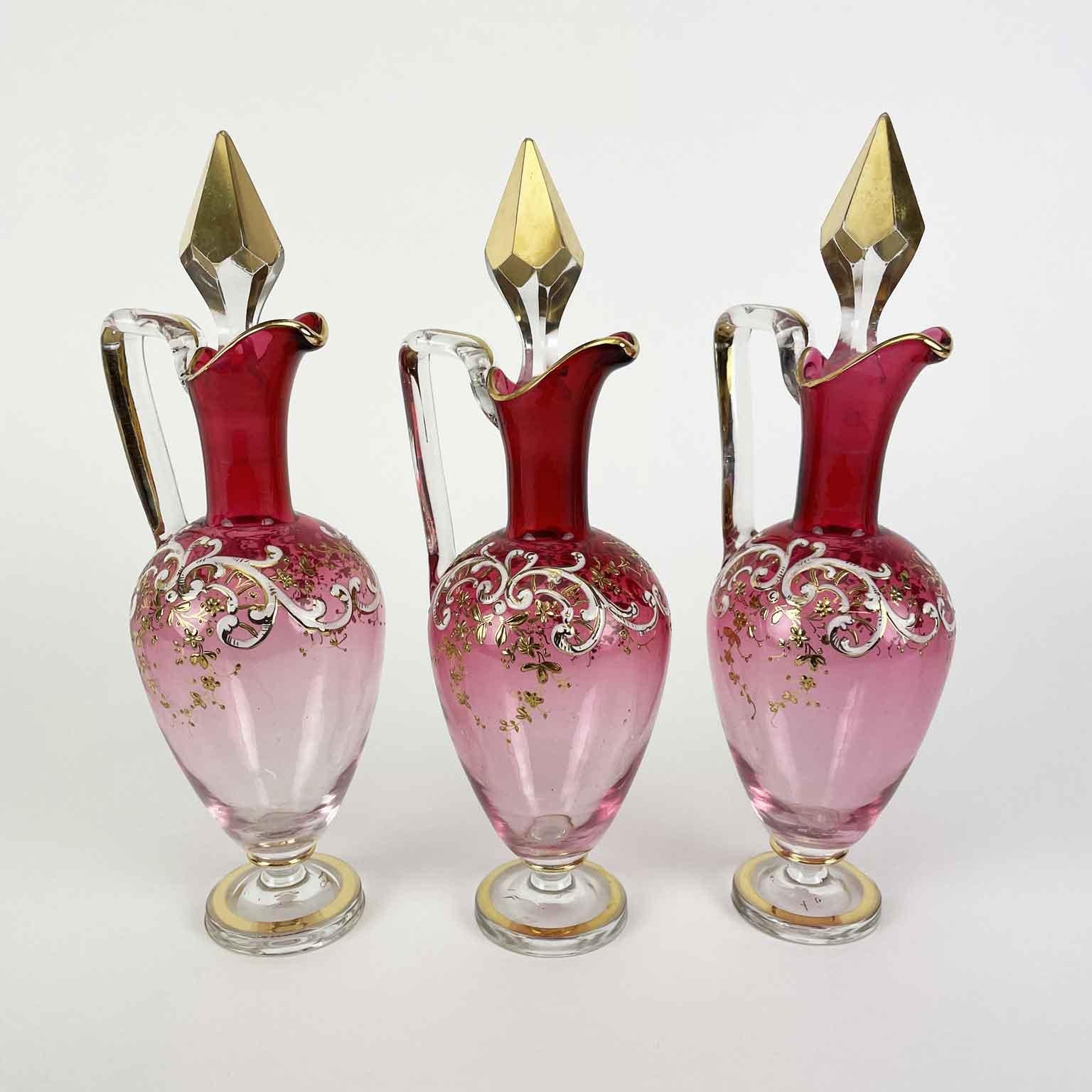 Louis XVI Ensemble de liqueur à liqueur italienne du 19ème siècle en verre rose et doré à la feuille Tantale en vente