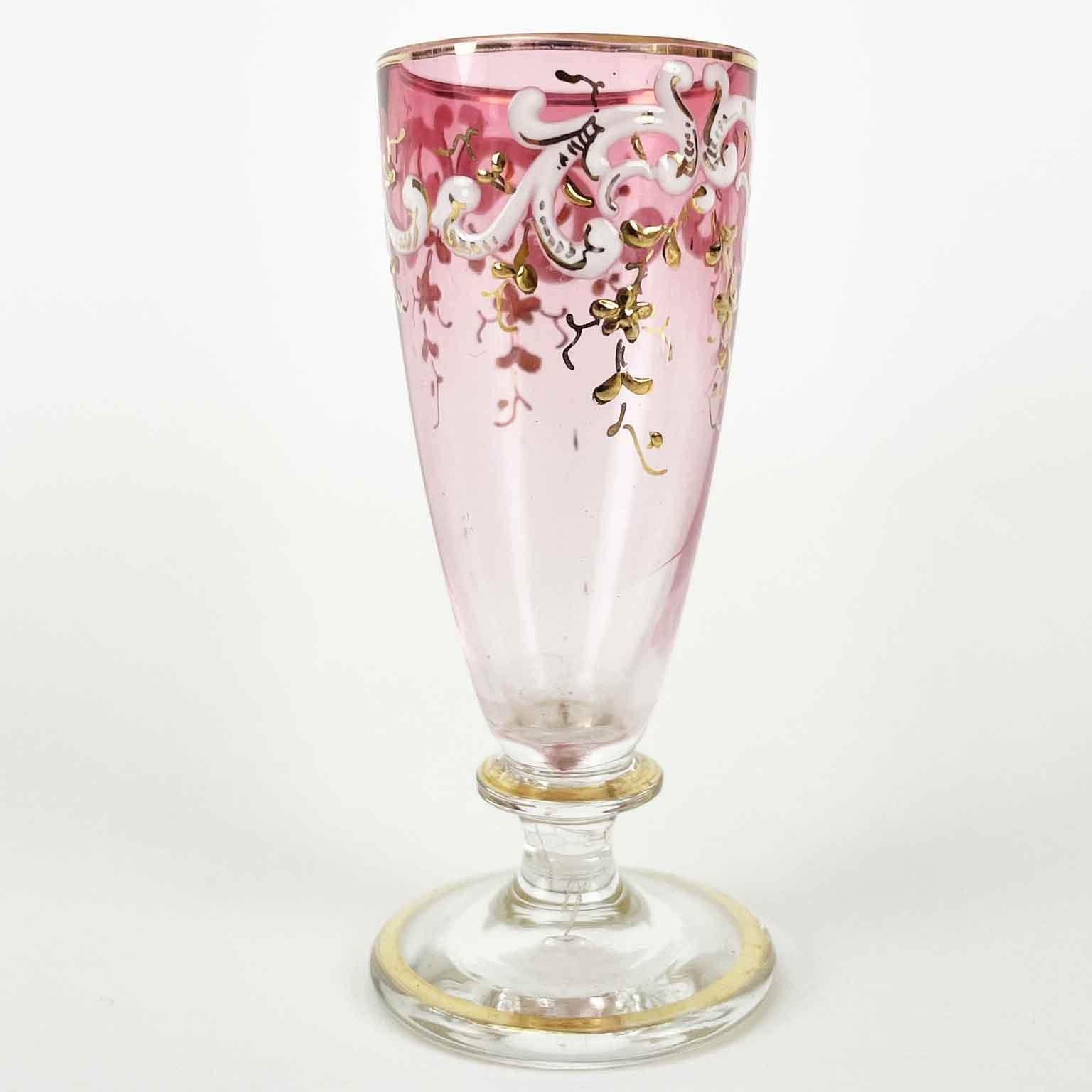 XIXe siècle Ensemble de liqueur à liqueur italienne du 19ème siècle en verre rose et doré à la feuille Tantale en vente