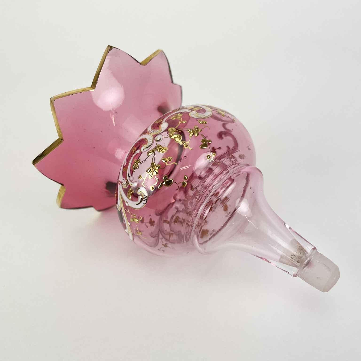 Verre Ensemble de liqueur à liqueur italienne du 19ème siècle en verre rose et doré à la feuille Tantale en vente