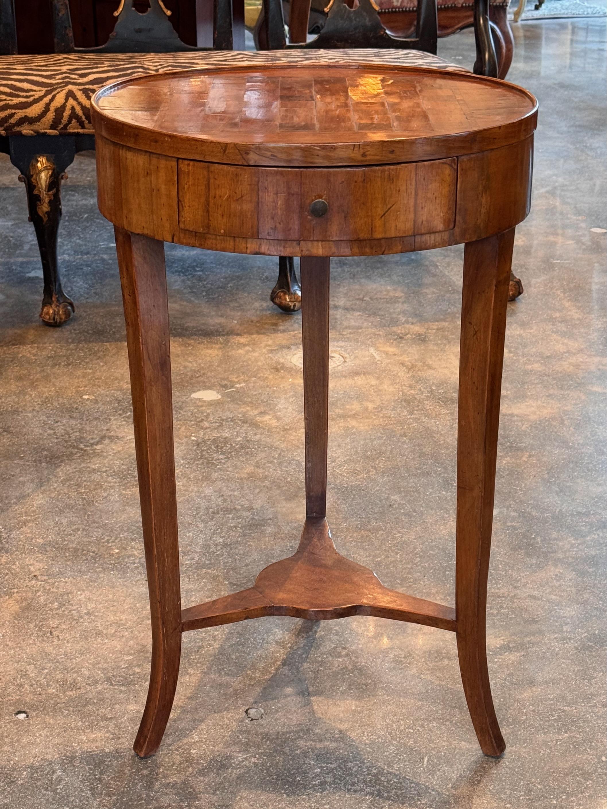 Il s'agit d'une superbe petite table d'appoint italienne. Il a un dessus en damier.