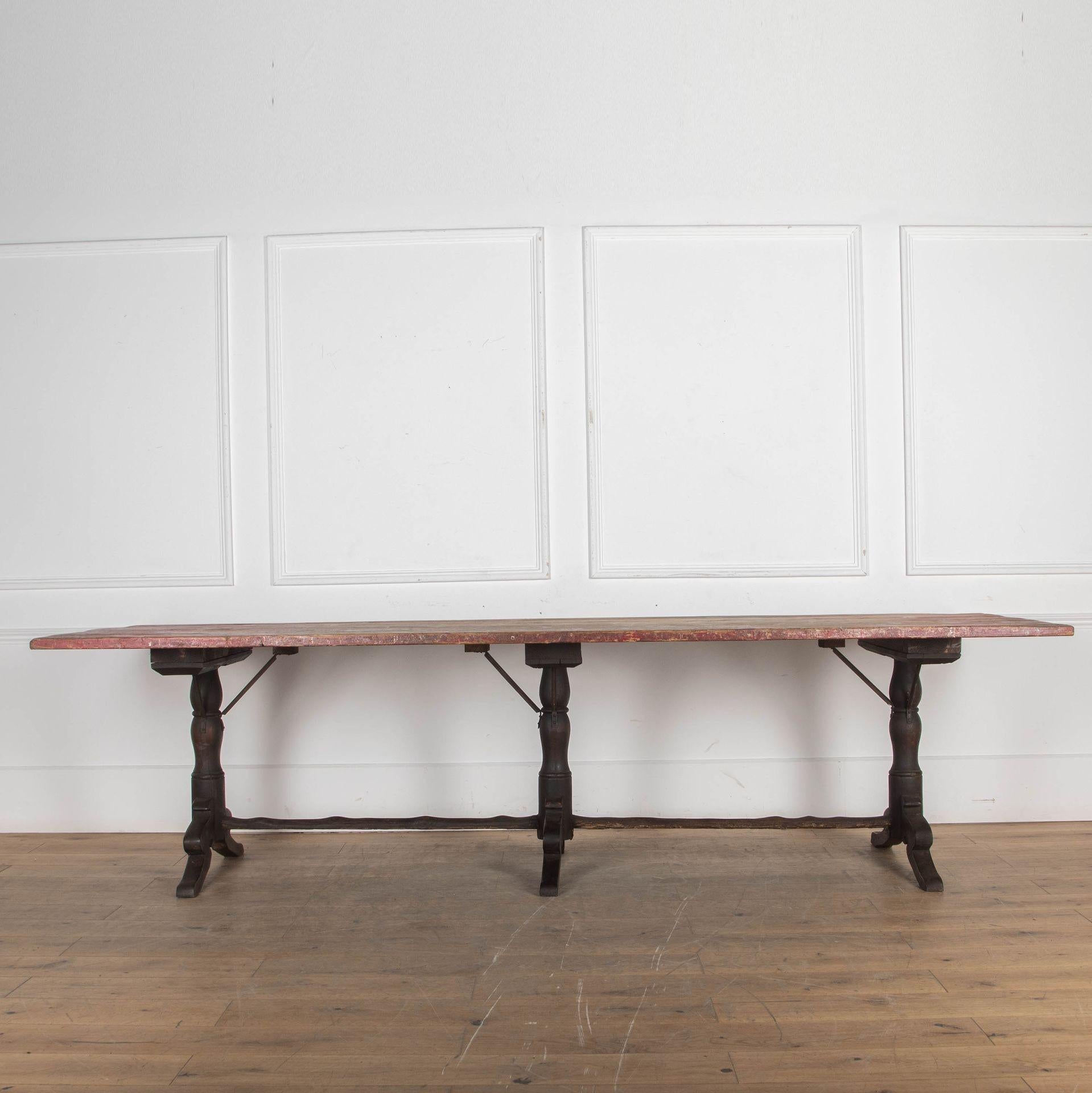 Llamativa mesa de comedor rústica italiana de gran tamaño del siglo XIX. 


La encimera de pino conserva restos de pintura roja antigua, apoyada sobre tres peanas. 


Alrededor de 1870.