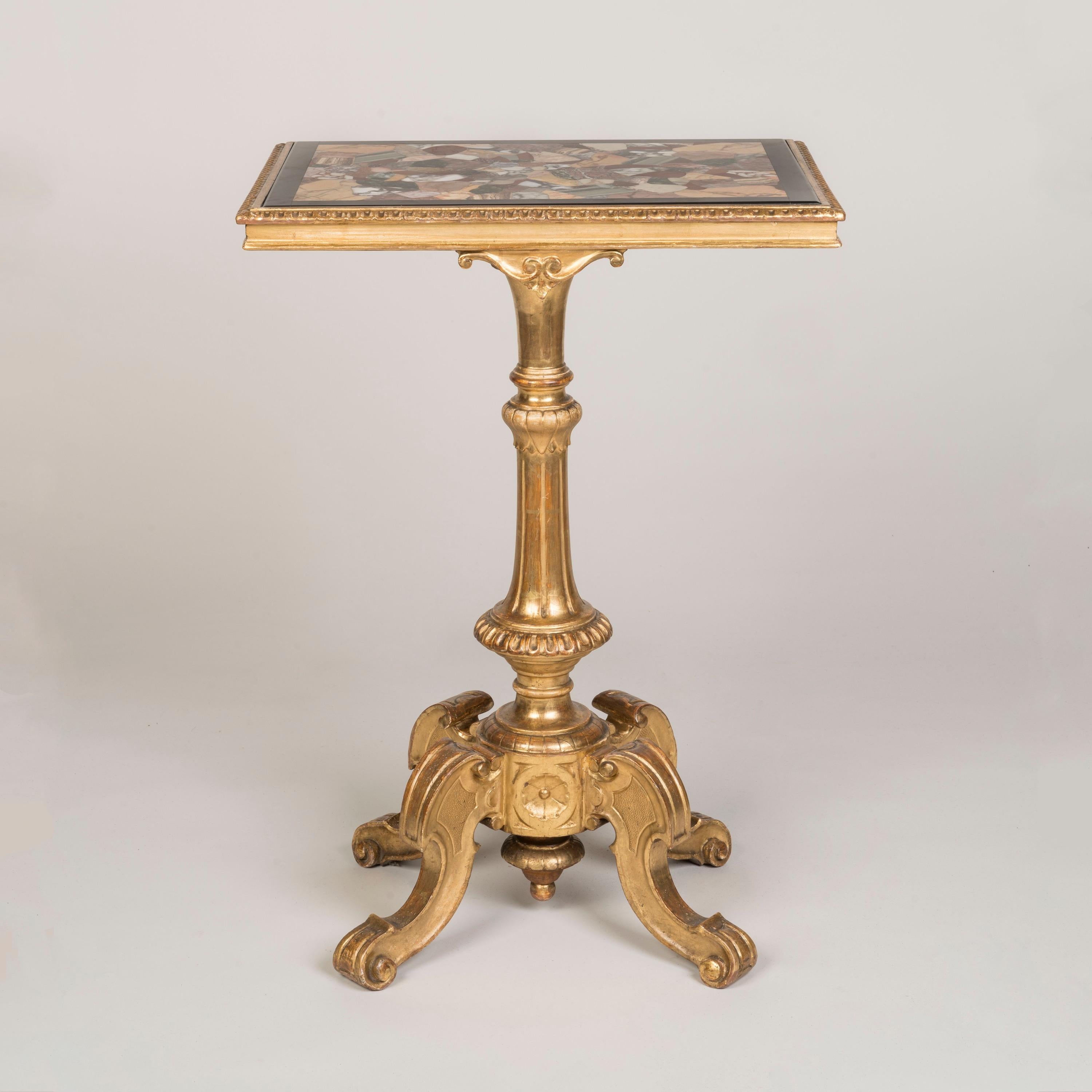 Ein italienischer Pietra-Dura-Tisch für den Beistelltisch

Aus geschnitztem, vergoldetem Holz, mit einer ungewöhnlichen rechteckigen Plattform mit Pietra-Dura-Intarsien; die Tischbeine enden in Schnecken, mit einem geschnitzten und kannelierten