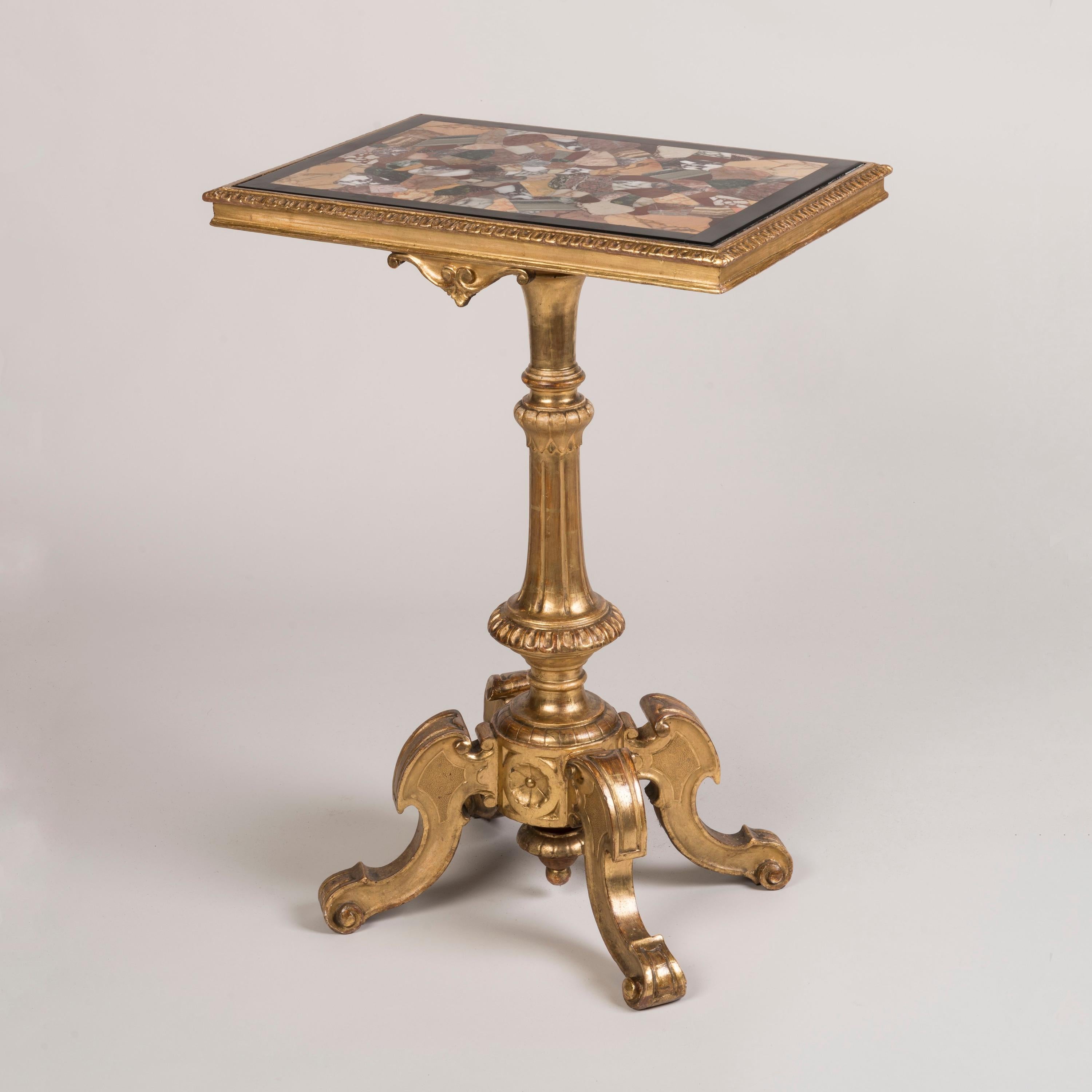 Grand Tour Table italienne du 19ème siècle en pierre dure Pietra Dura et bois doré en vente