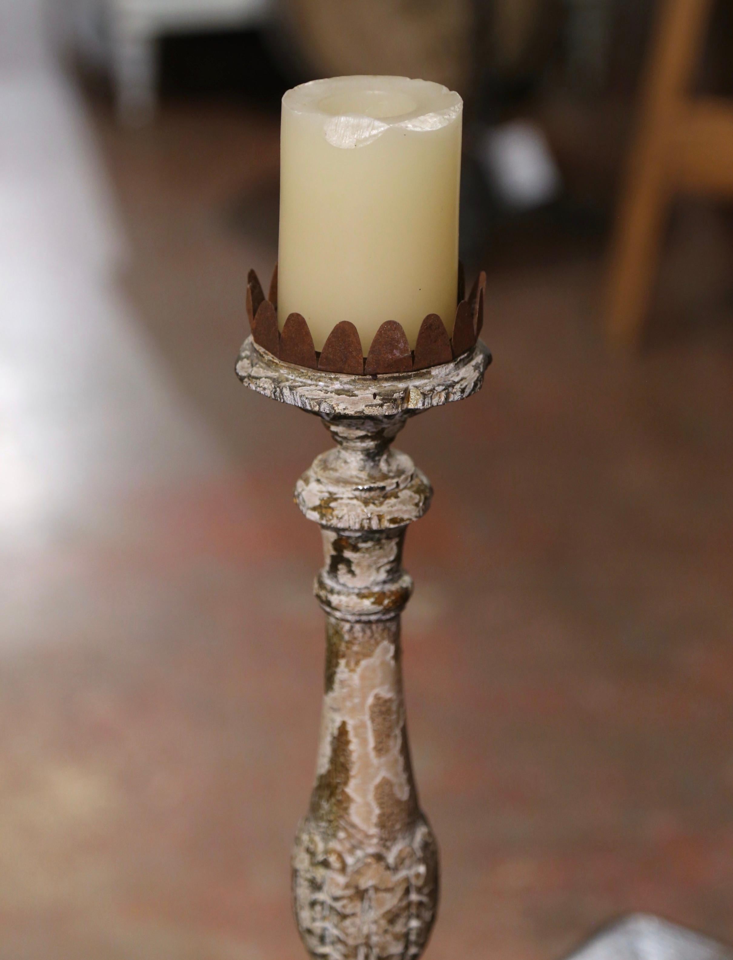 Italienischer polychromer geschnitzter und bemalter Kerzenständer aus Giltholz des 19. (19. Jahrhundert) im Angebot