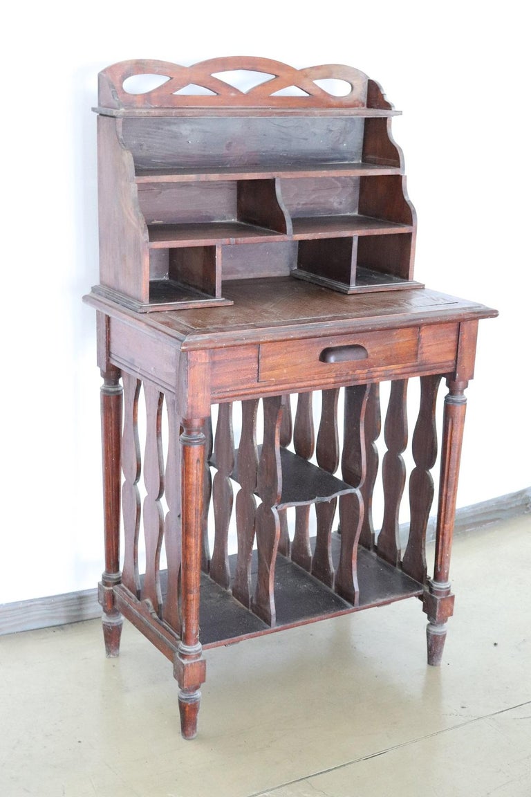 Particular letter or magazine holder in antique poplar wood in the upper and lower letterbox compartment with many compartments. On the front a comfortable drawer.
The antique table has been used in need of restoration as you can see from the wear