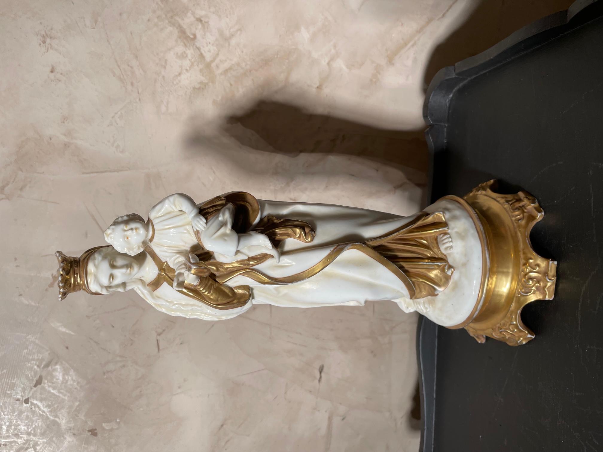 Belle statue de jeune fille et son enfant en porcelaine italienne du 19e siècle, datant des années 1850.
Un dommage à l'arrière de la vierge a été rénové.
Belle qualité.
Capodimonte est une porcelaine produite par la manufacture du même nom