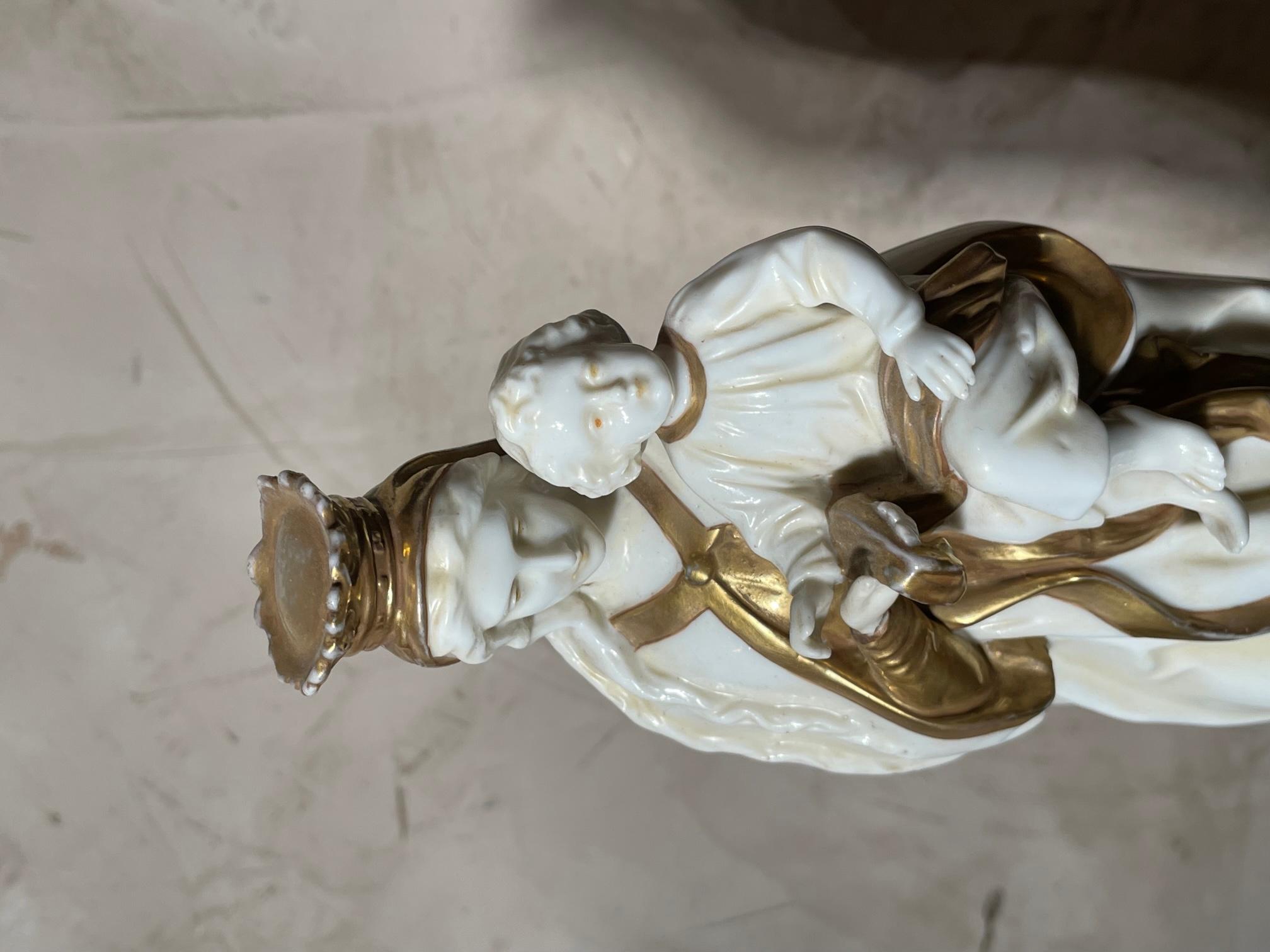 Statue en porcelaine italienne du 19ème siècle représentant une jeune fille avec un enfant, années 1850 État moyen - En vente à LEGNY, FR
