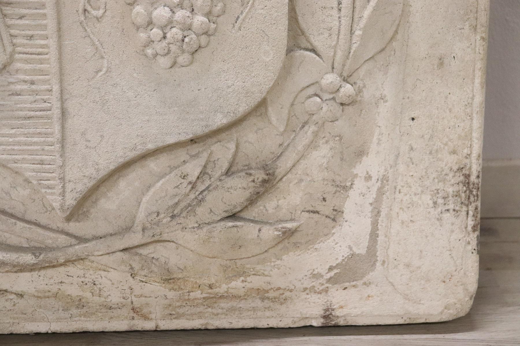 Großer italienischer Wappenmantel aus Pozzolan des 19. Jahrhunderts, Wanddekoration (Zement) im Angebot