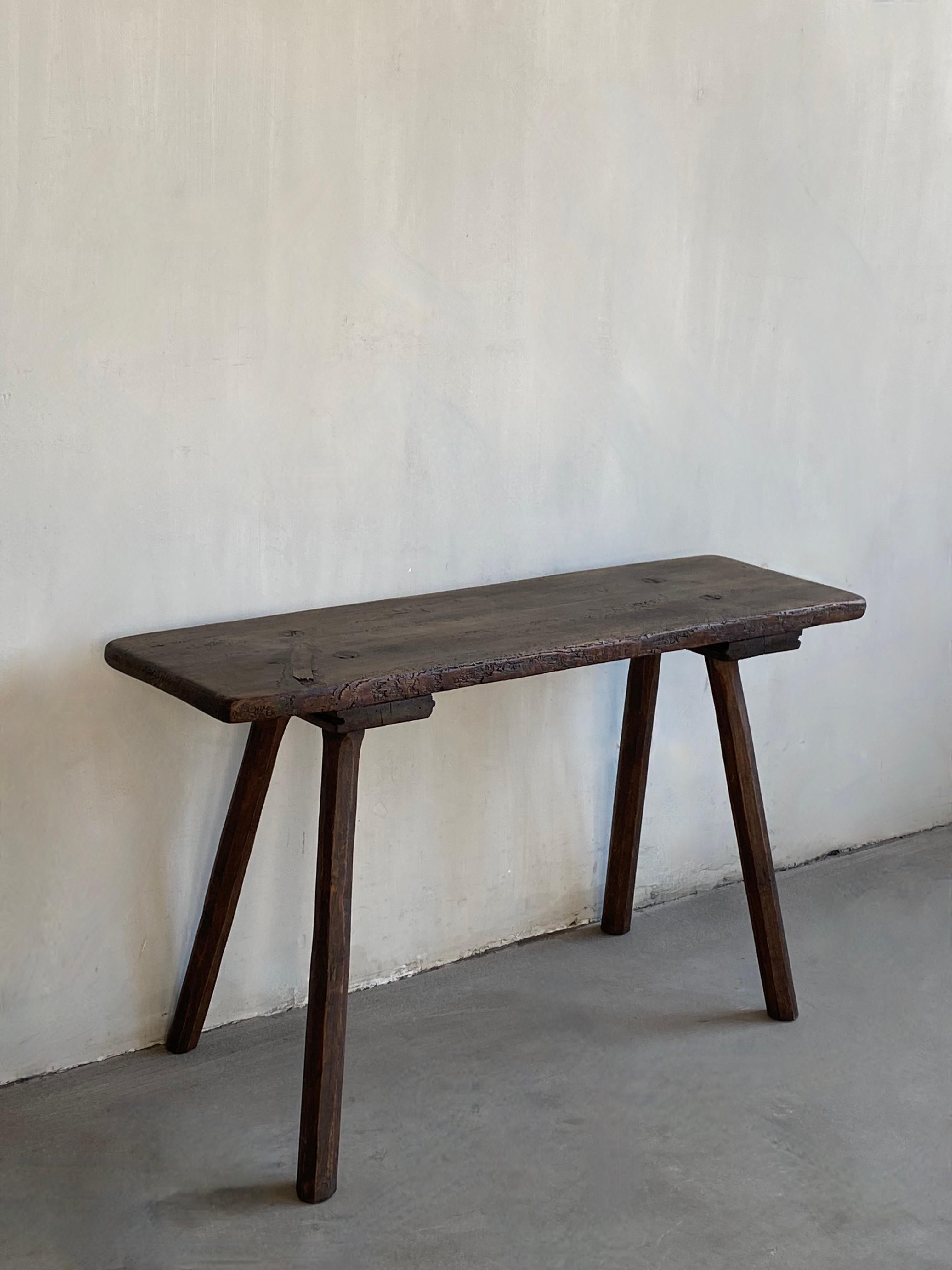 Ce banc italien primitif est un ajout à tout intérieur.
Confort d'assise pratique, par exemple dans une buanderie pour enfiler ses chaussures....
Article polyvalent. Belle dans sa simplicité.
Le bois de chêne est entièrement traité.

N'hésitez pas à
